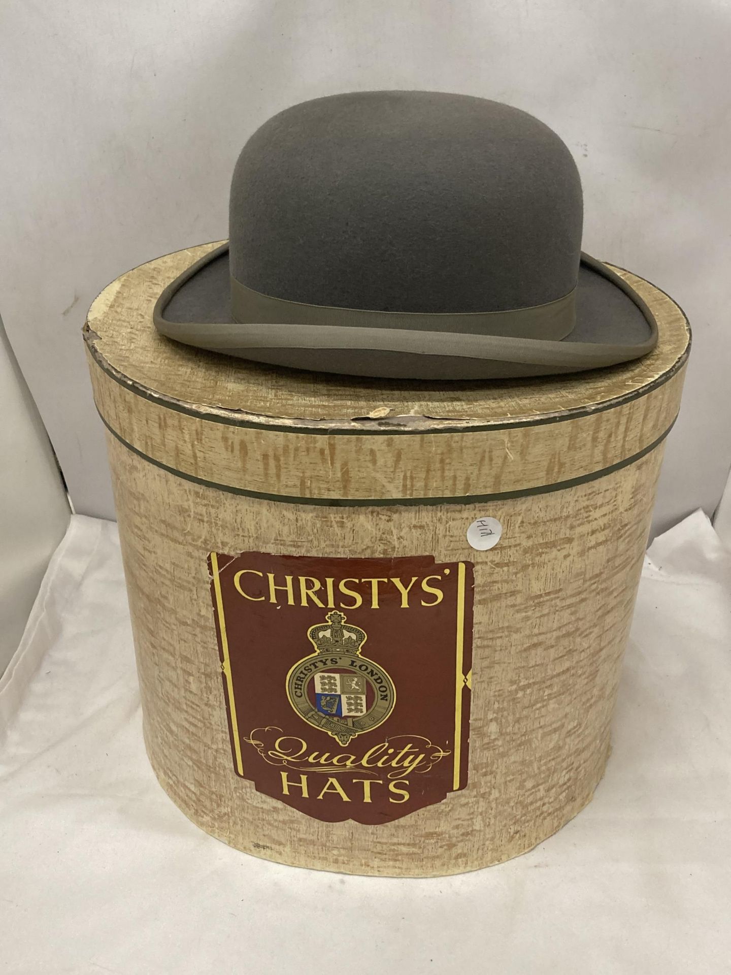 A CHRISTYS LONDON GREY BOWLER HAT IN A CHRISTYS BOXM - SIZE 7/57