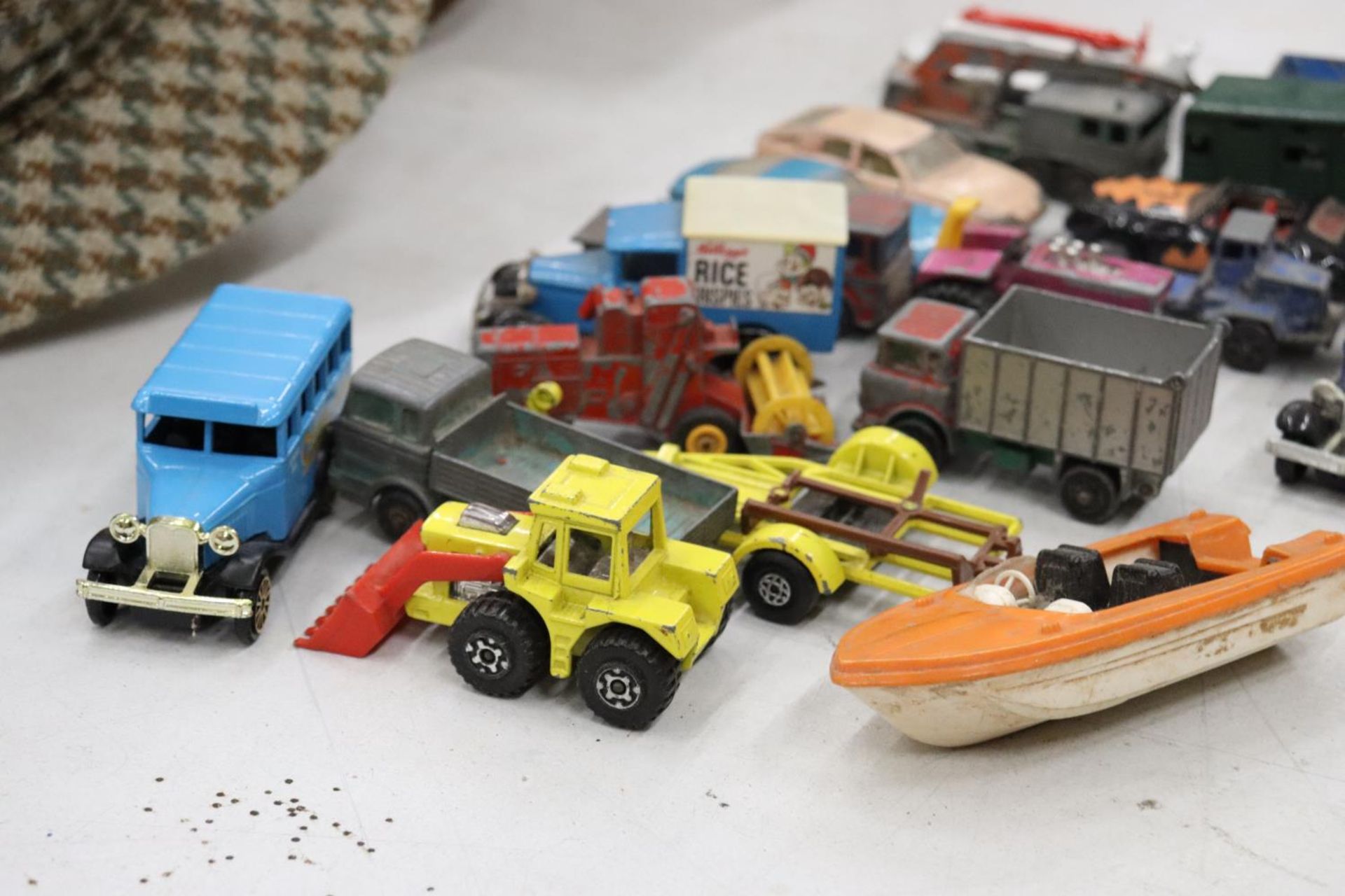 A QUANTITY OF VINTAGE MATCHBOX AND LESNEY DIECAST VEHICLES - Image 5 of 8