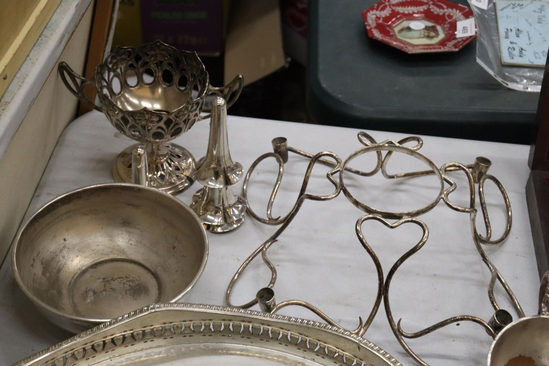 A QUANTITY OF ITEMS TO INCLUDE VINTAGE BOXED FLATWARE, A LARGE ROUND GALLERIED SILVER PLATED TRAY, - Image 9 of 13