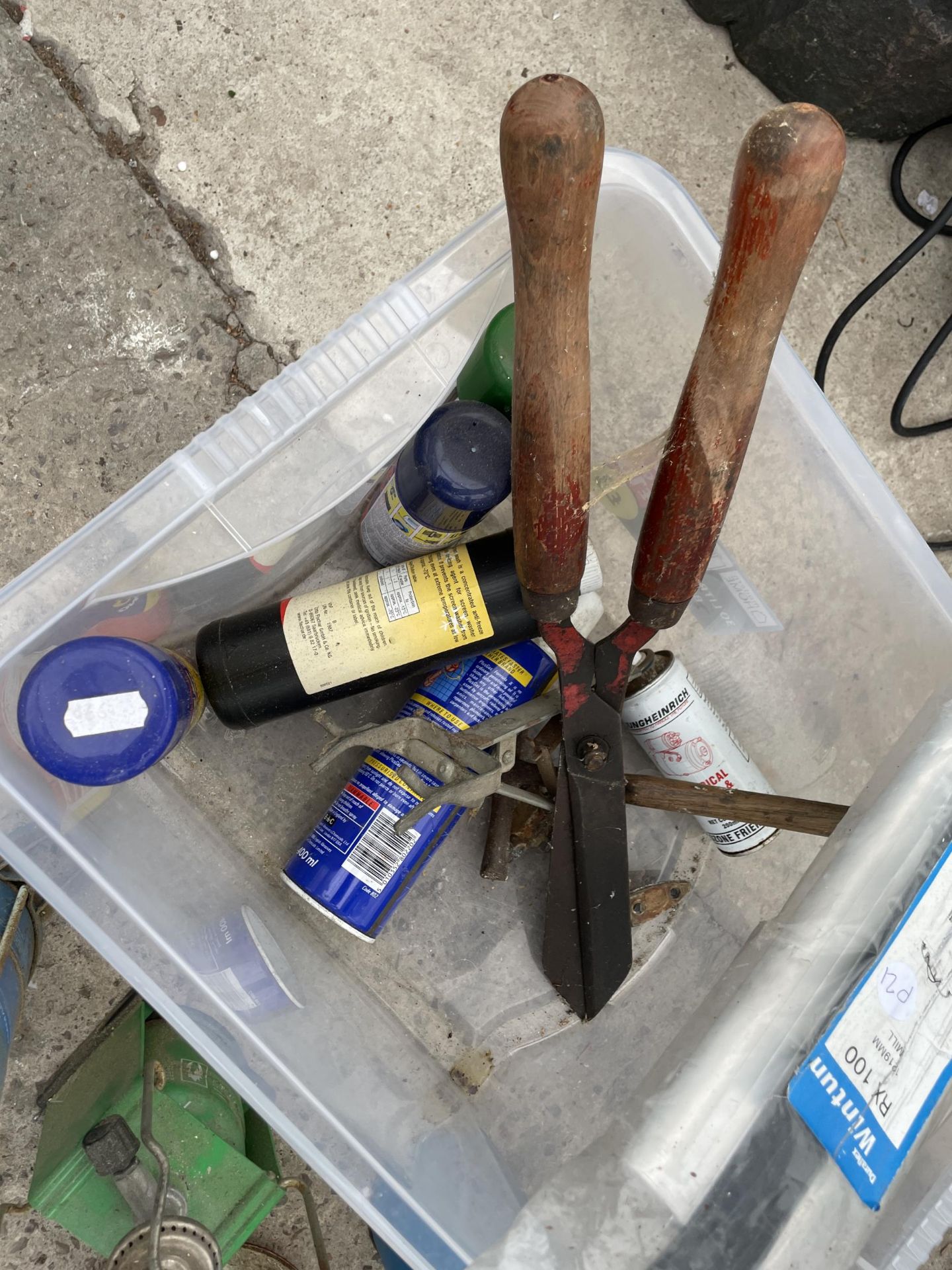 AN ASSORTMENT OF TOOLS TO INCLUDE LEATHER PUNCHES, OIL JUGS AND CAMPING STOVES ETC - Image 3 of 4