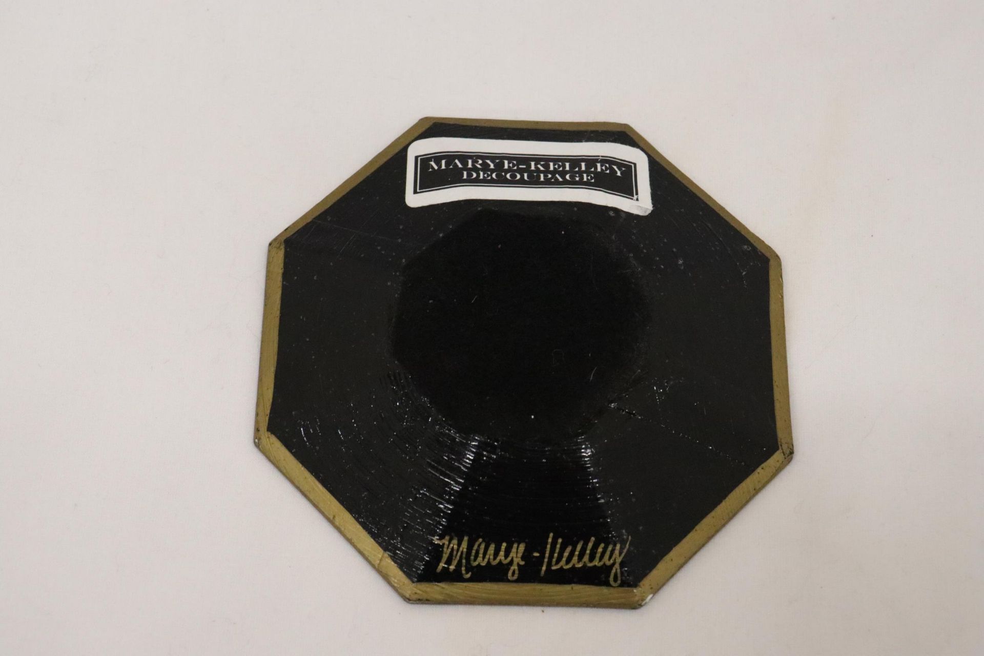 A SIGNED MARY E-KELLEY, DECOUPAGE SANTA CLAUS PLATE, DIAMETER 14CM - Image 3 of 5