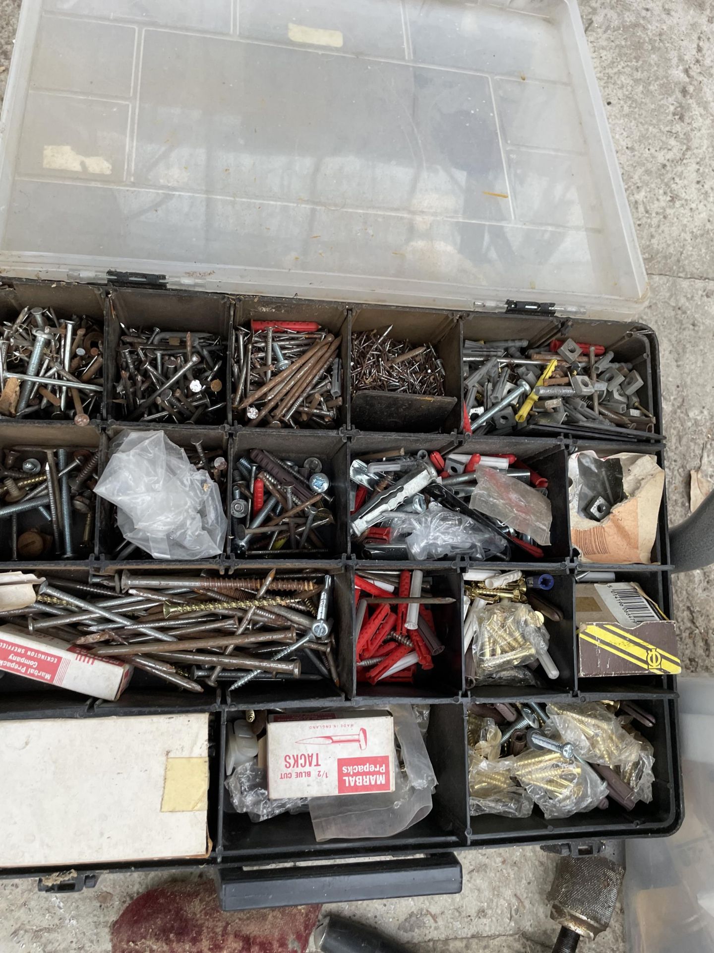 AN ASSORTMENT OF TOOLS AND HARDWARE TO INCLUDE SCREWS, RAWL PLUGS AND BRACE DRILLS ETC - Image 4 of 5
