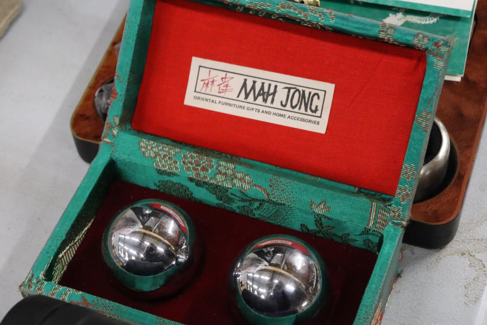 A COLLECTION OF ITEMS TO INLCUDE A SET OF FIVE MATCHBOX CARS, A MAH JONG, CUFFLINKS, WALLET, WINE - Image 5 of 6