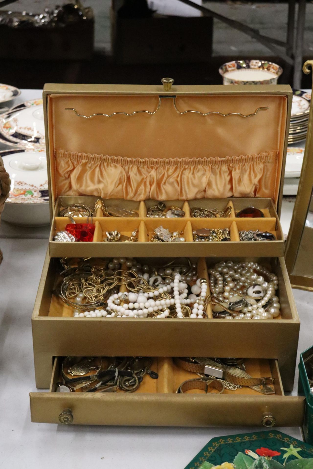A LARGE QUANTITY OF COSTUME JEWELLERY TO INCLUDE WATCHES, NECKLACES, EARRINGS, BROOCHES, ETC, PLUS A - Image 10 of 10