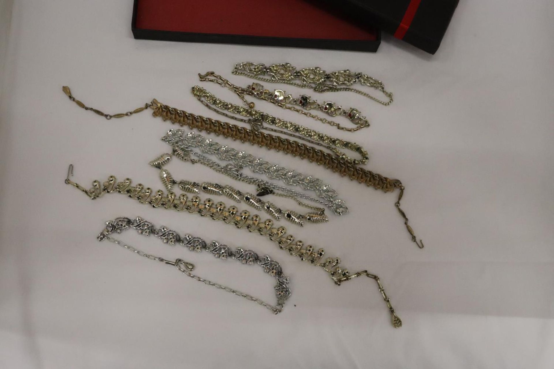 A COLLECTION OF 1950'S JEWELLERY NECKLACES - Bild 6 aus 7
