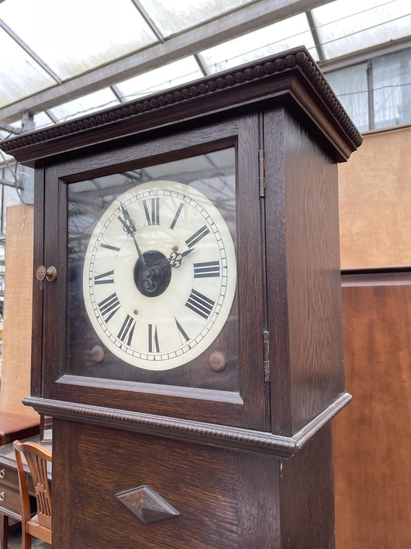 AN EARLY 20TH CENTURY OAK ELECTRIC LONGCASE CLOCK WITH BLACK AND WHITE FACE HAVING ROMAN NUMERALS - Image 2 of 5