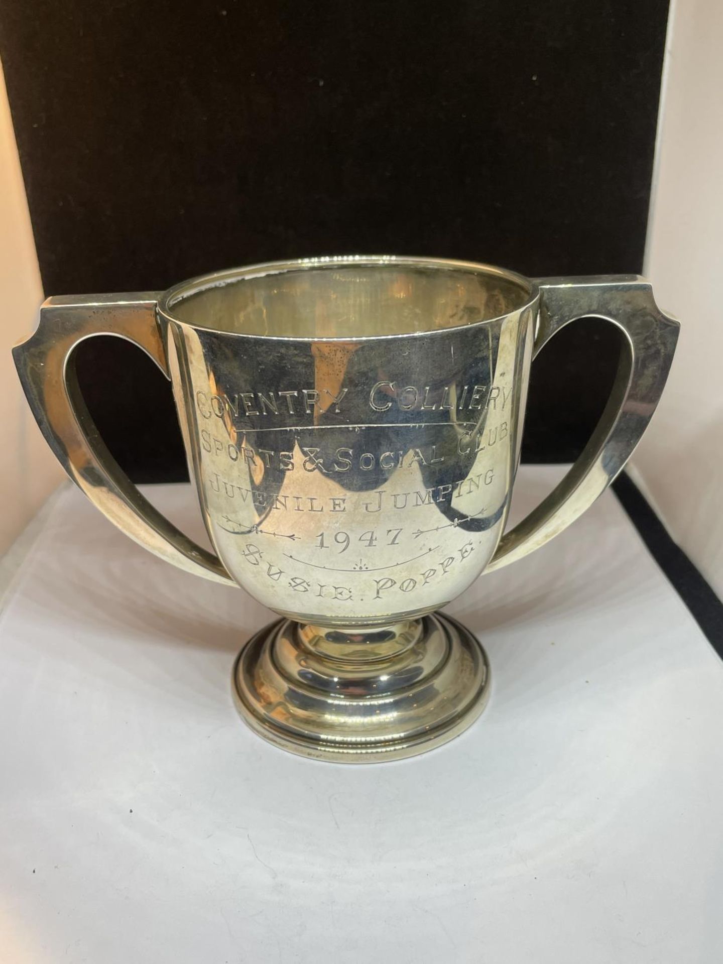 A HALLMARKED BIRMINGHAM SILVER TWIN HANDLED TROPHY FROM COVENTRY COLLEGE 1947 FOR JUVENILE JUMPING