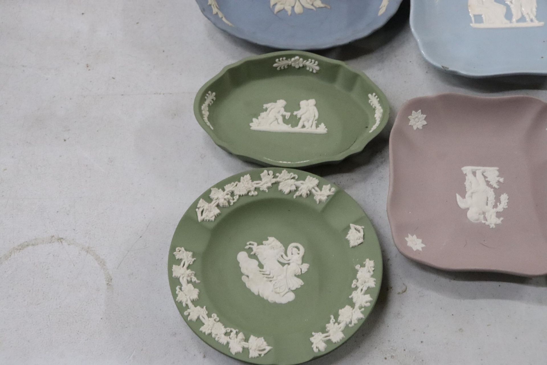 A COLLECTION OF WEDGWOOD JAPERWARE TRINKET BOXES AND PIN TRAYS TO INCLUDE LILAC AND GREEN - Image 5 of 9