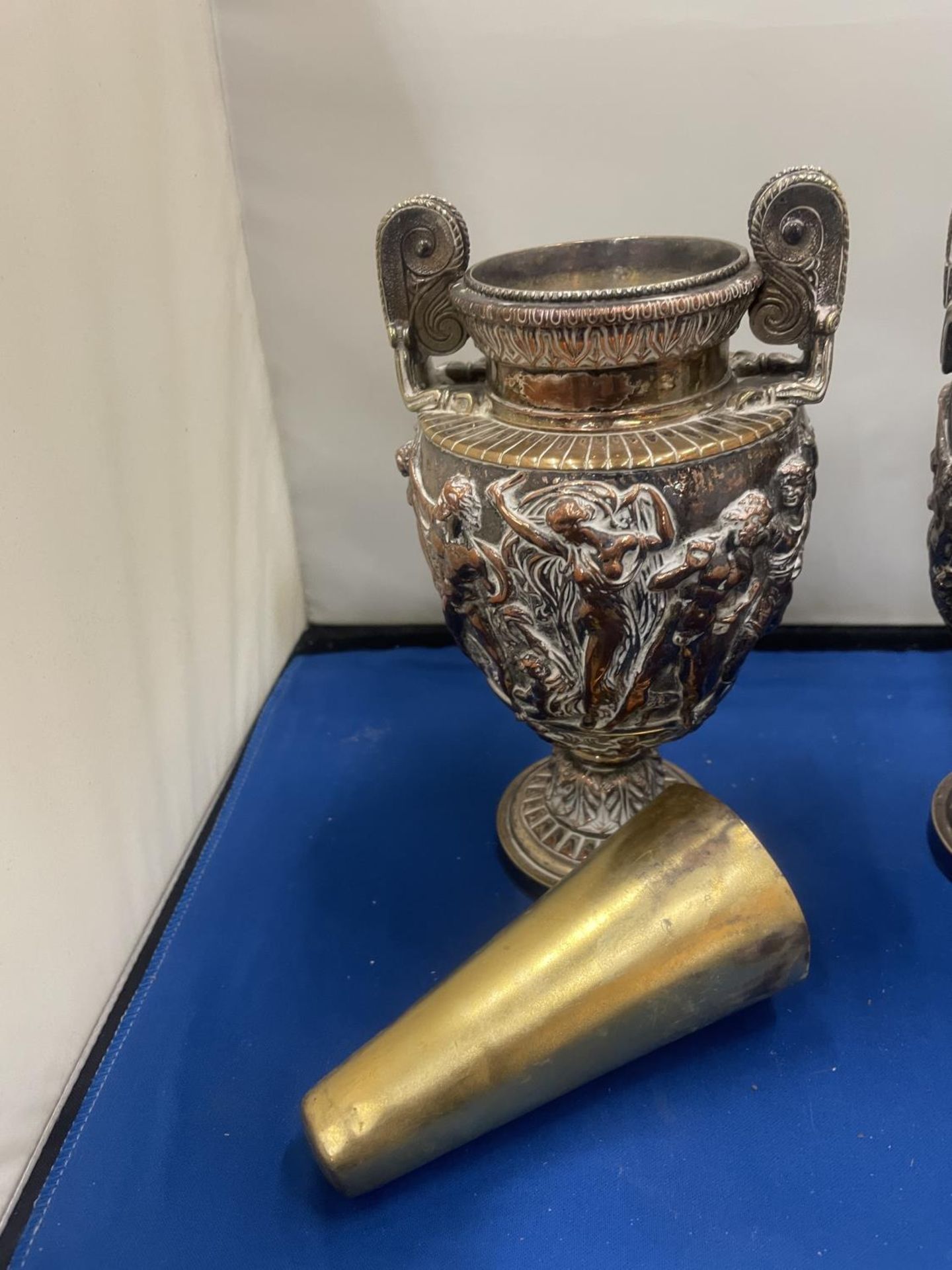 A PAIR OF DECORATIVE TWIN HANDLED URNS WITH INNER LINERS HEIGHT 18CM - Image 3 of 5