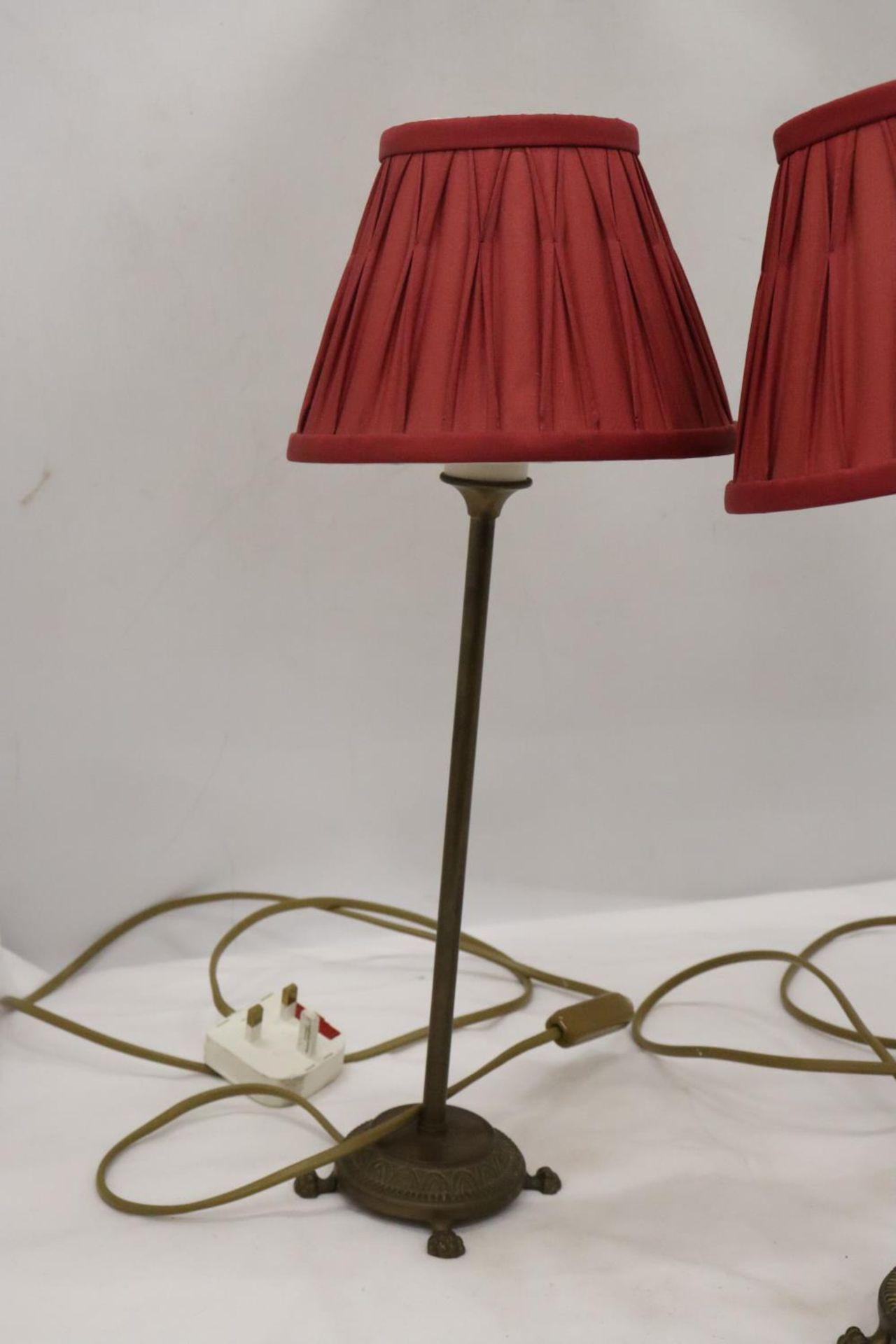A PAIR OF LAMPS WITH PLEATED SHADES AND BRASS STANDS - Image 5 of 6