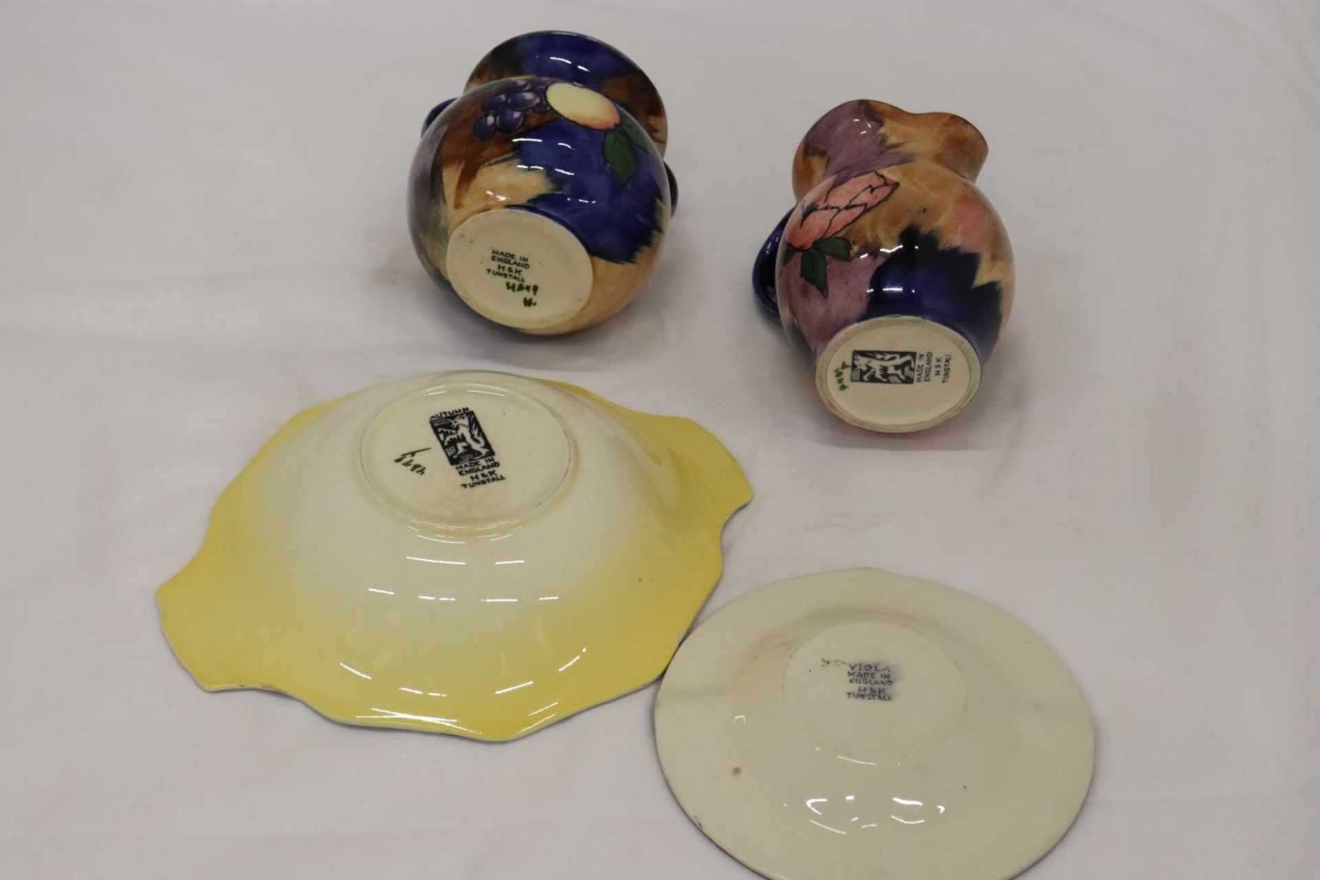 FOUR PIECES OF H & K TUNSTALL POTTERY, TO INCLUDE A BOWL, PLATE, JUG AND BOWL - Image 5 of 6
