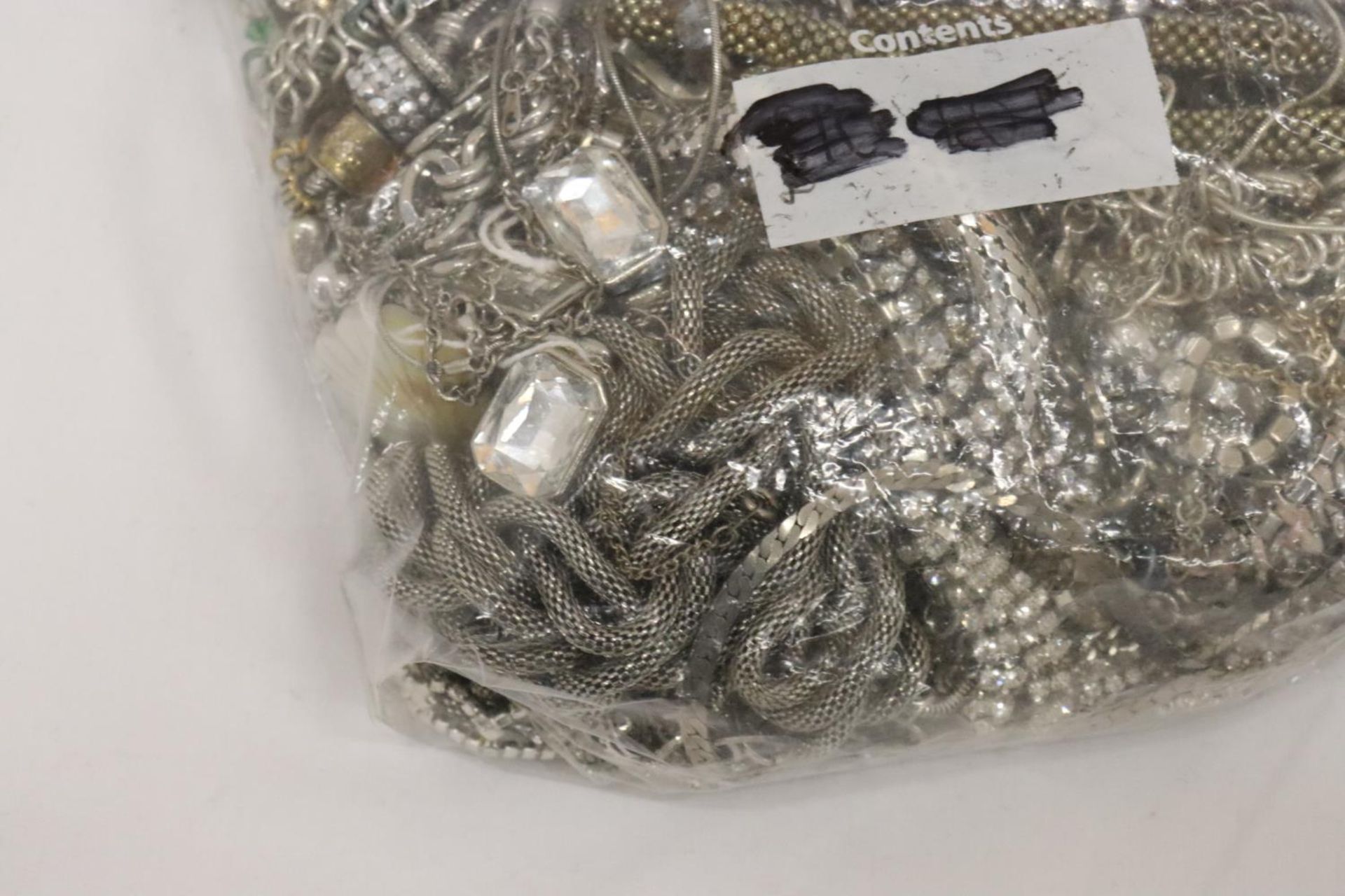 A QUANTITY OF WHITE METAL JEWELLERY - Image 6 of 7