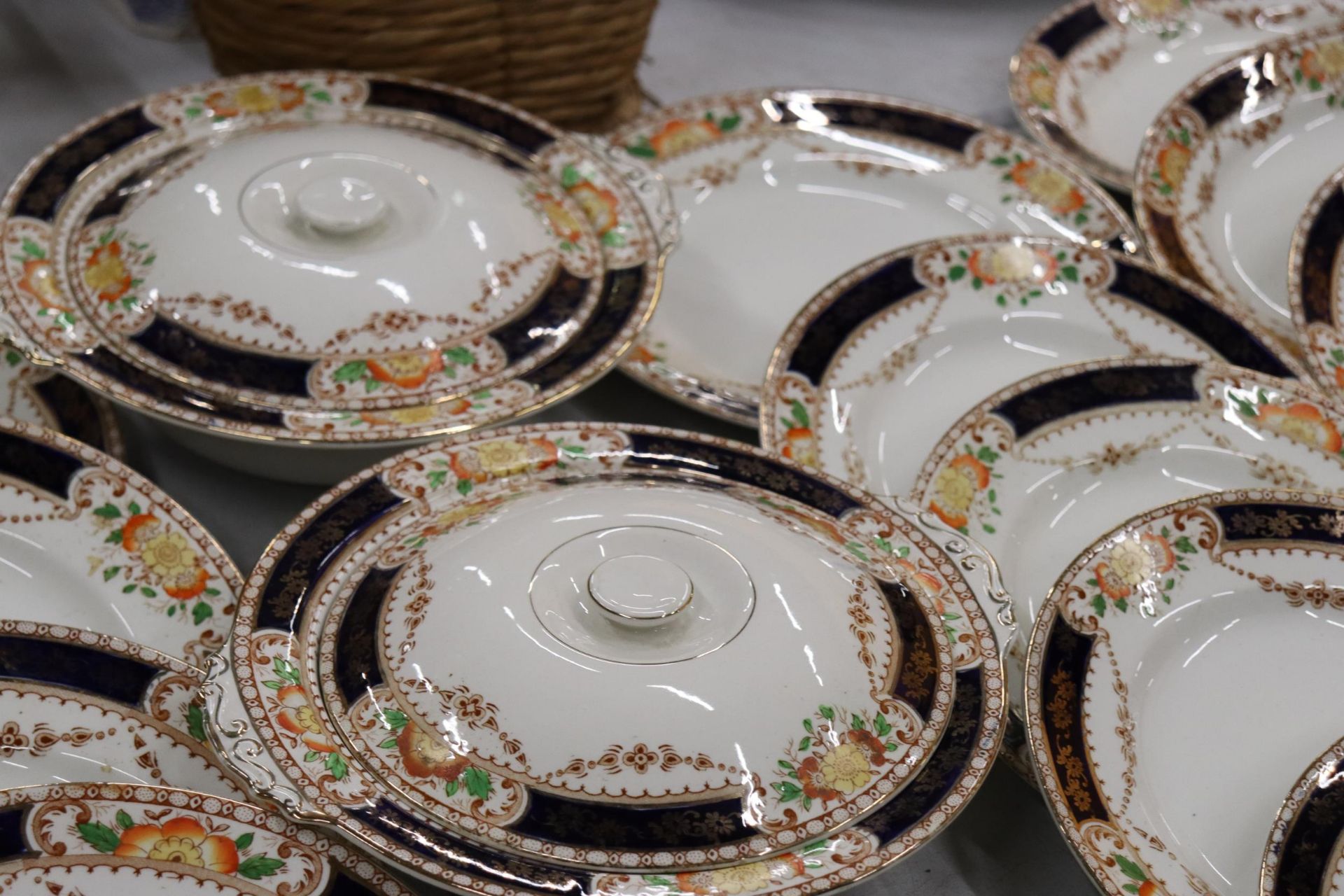 A LARGE QUANTITY OF MONA IMARI PATTERN TO INCLUDE TUREENS, DINNER PLATES, SIDE PLATES, CUPS, - Image 4 of 14