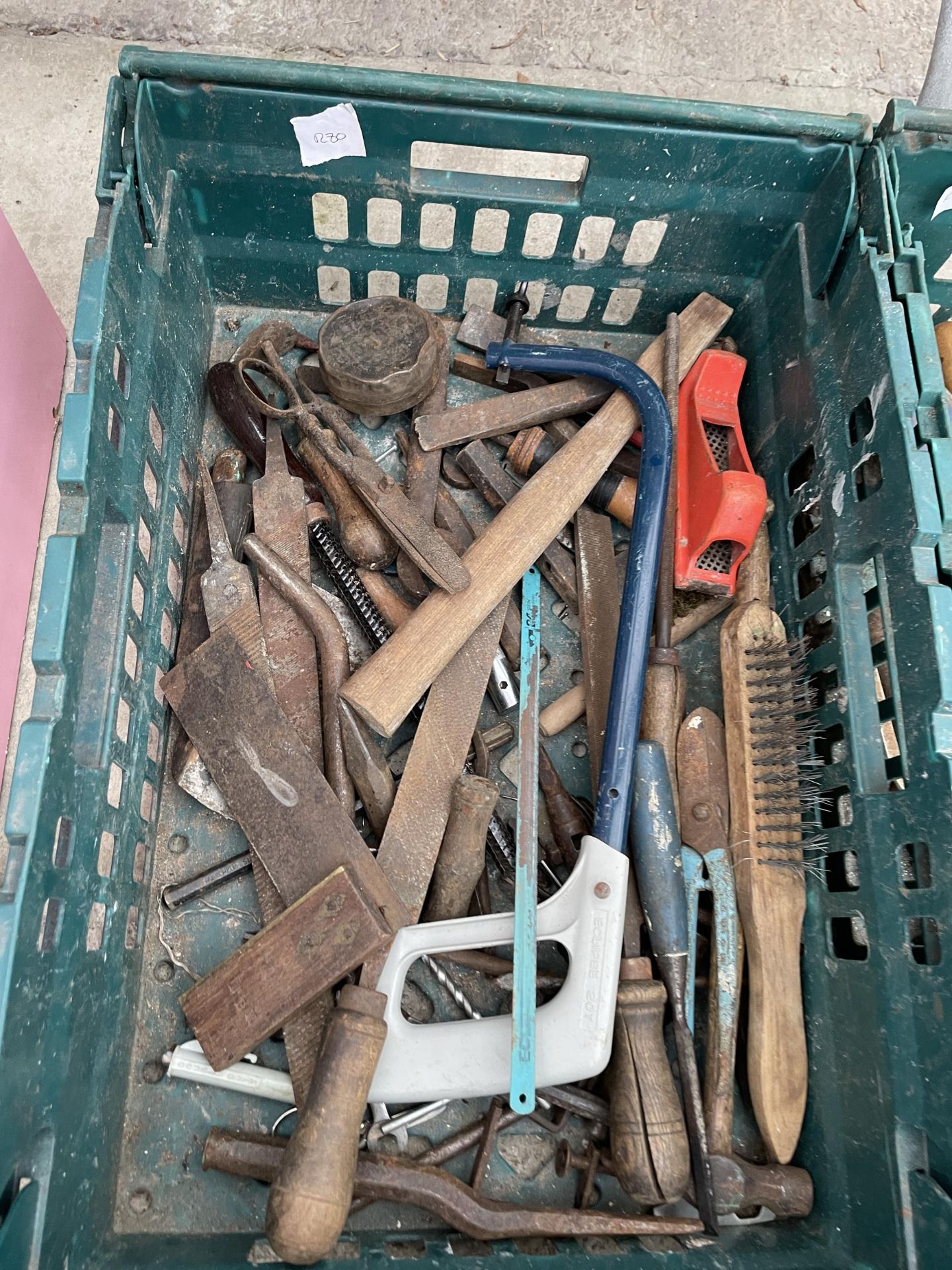 A LARGE ASSORTMENT OF VINTAGE HAND TOOLS TO INCLUDE STILSENS, PLIERS AND BRACE DRILLS ETC - Image 2 of 4