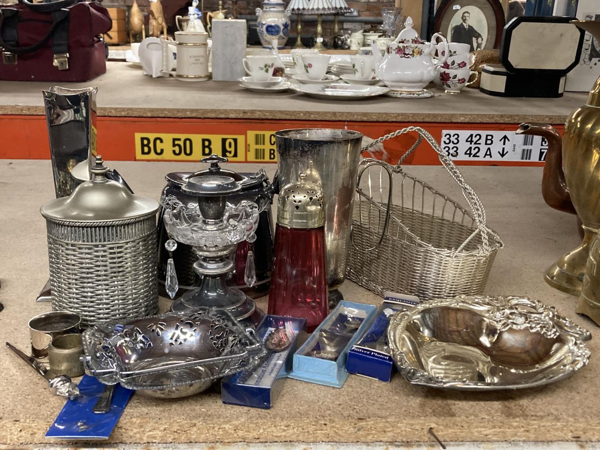 VARIOUS SILVER PLATED ITEMS TO INCLUDE A WINE BASKET, DISH, TEAPOT, LIDDED JAR ETC