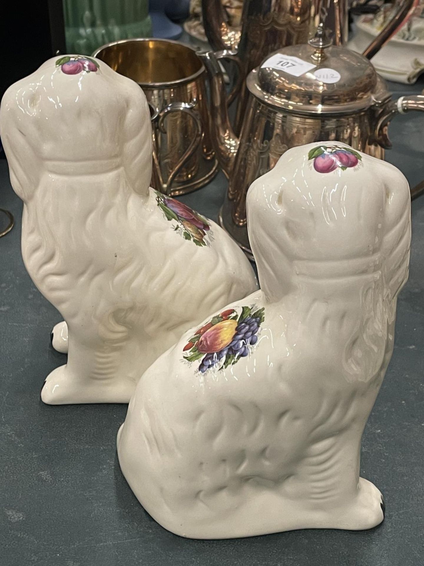 A PAIR OF STAFFORDSHIRE FRUIT PATTERNED, MANTLE SPANIELS, HEIGHT 20CM - Image 3 of 4