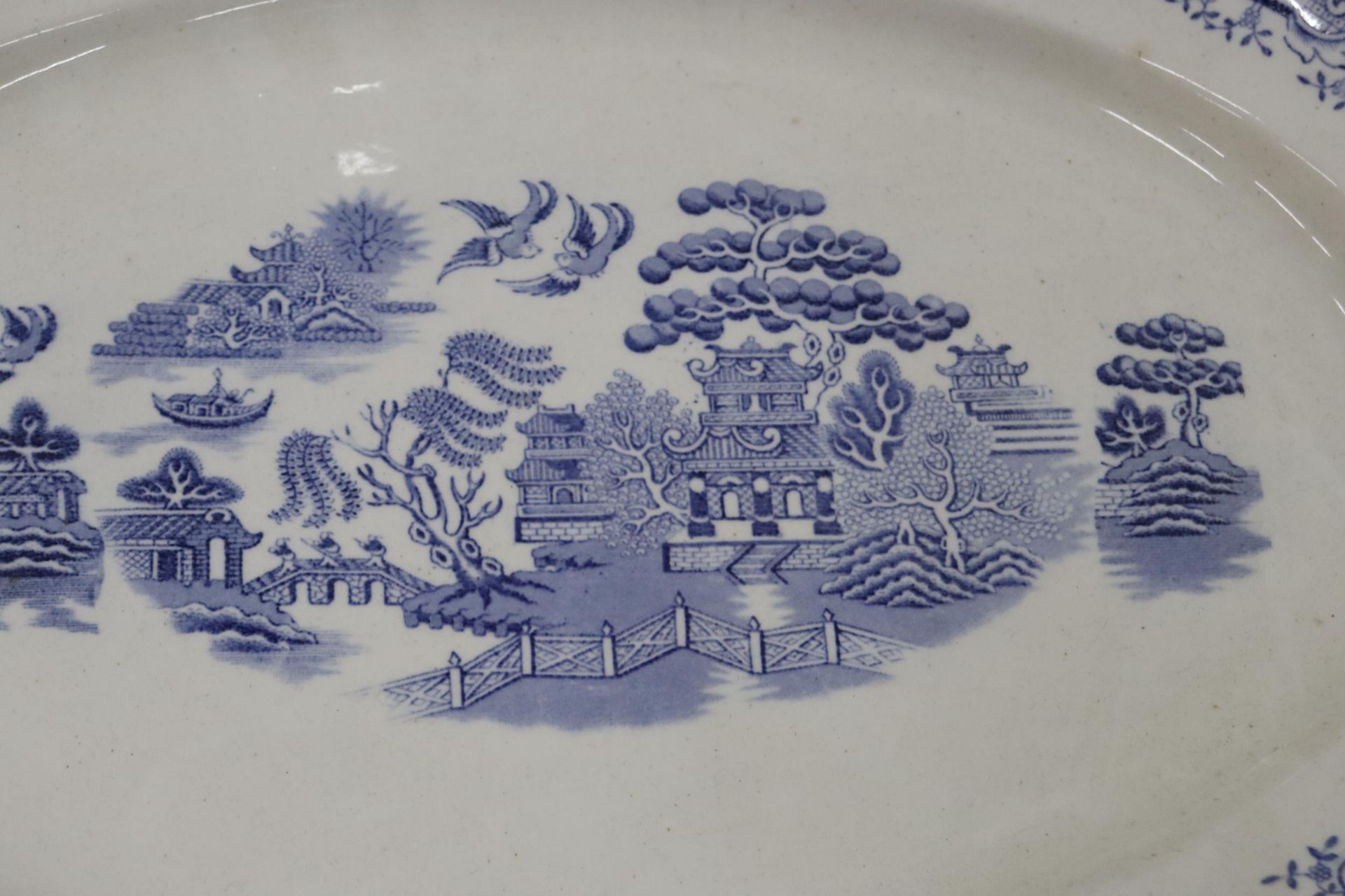 A LARGE VINTAGE WILLOW PATTERN PLATTER, 48CM X 35CM - Image 2 of 4