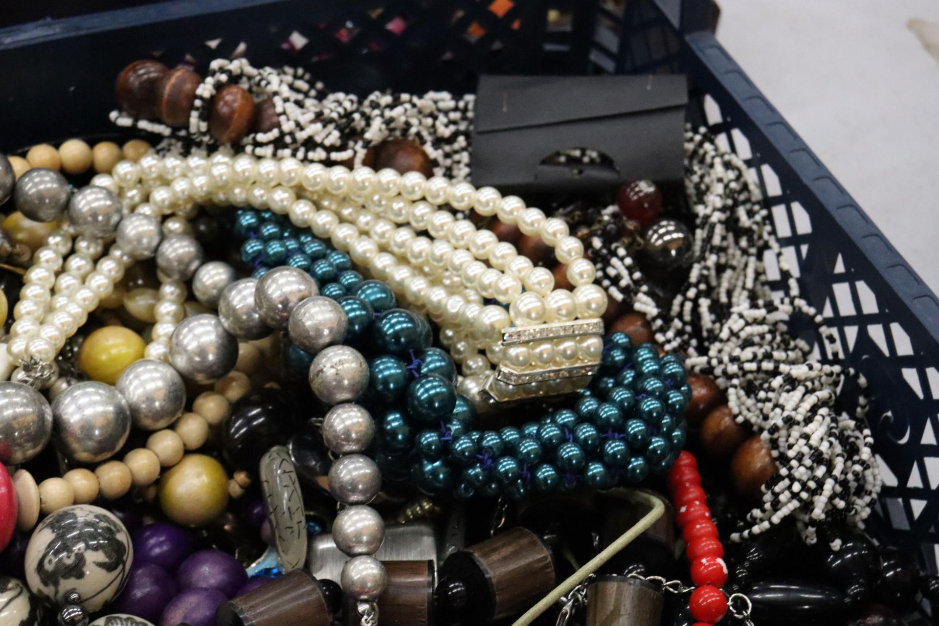 A LARGE QUANTITY OF COSTUME JEWELLERY TO INCLUDE AMBER STYLE BEADS, BANGLES, NECKLACES, BEADS, - Image 7 of 8