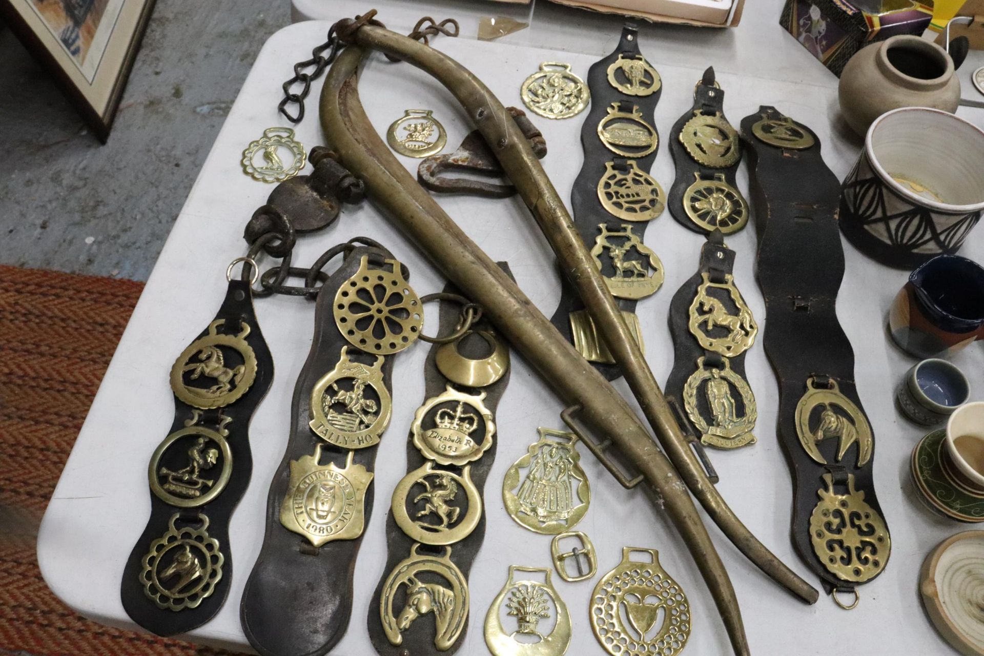 A LARGE COLLECTION OF VINTAGE HORSE BRASSES, ETC TO INCLUDE HORSE HAMES, HORSE BRASSES ON - Image 3 of 9