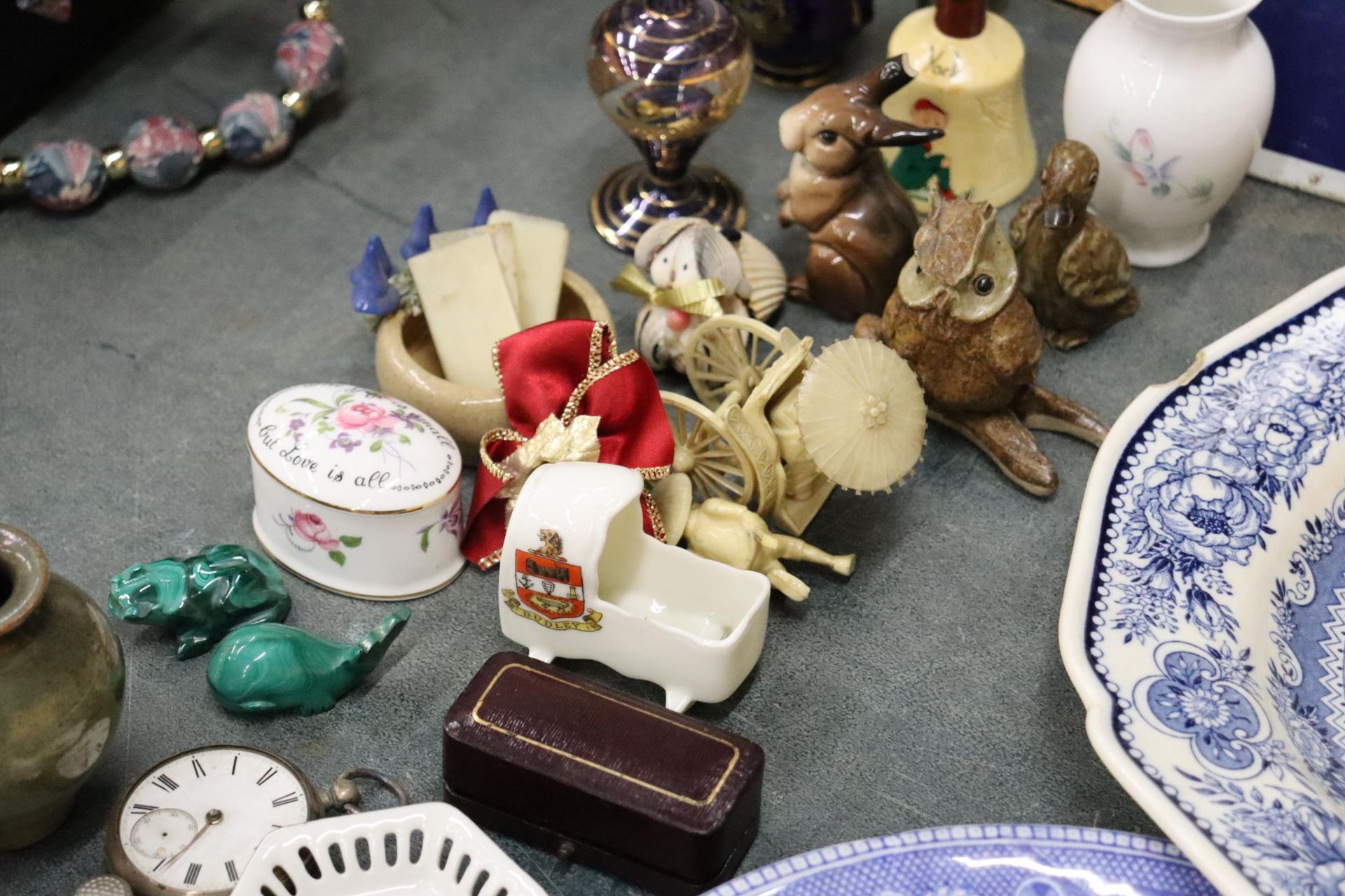 A QUANTITY OF ITEMS TO INCLUDE A VINTAGE POCKET WATCH - A/F, ANIMAL FIGURES, SMALL VASES, - Image 6 of 8