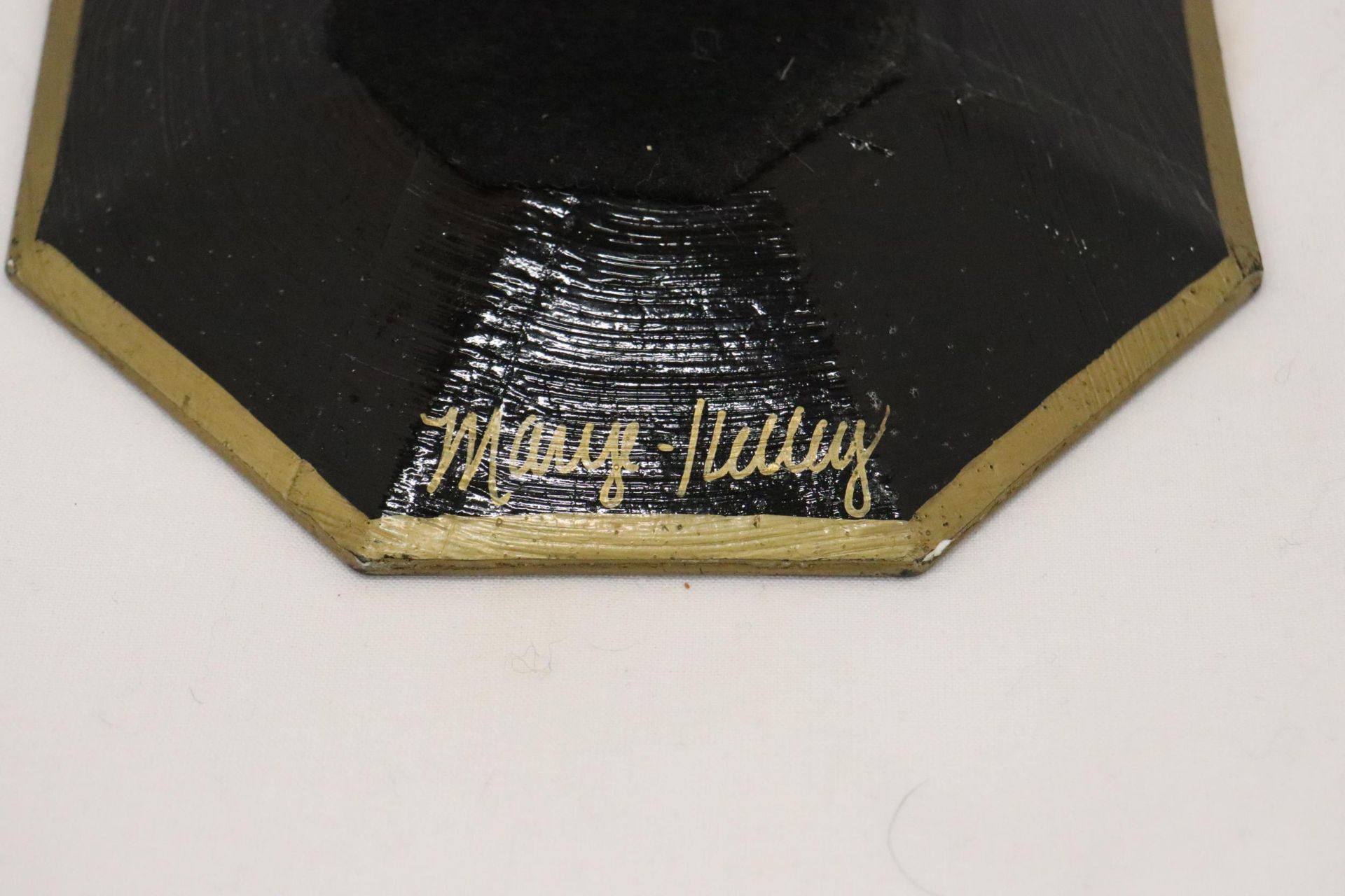 A SIGNED MARY E-KELLEY, DECOUPAGE SANTA CLAUS PLATE, DIAMETER 14CM - Image 4 of 5