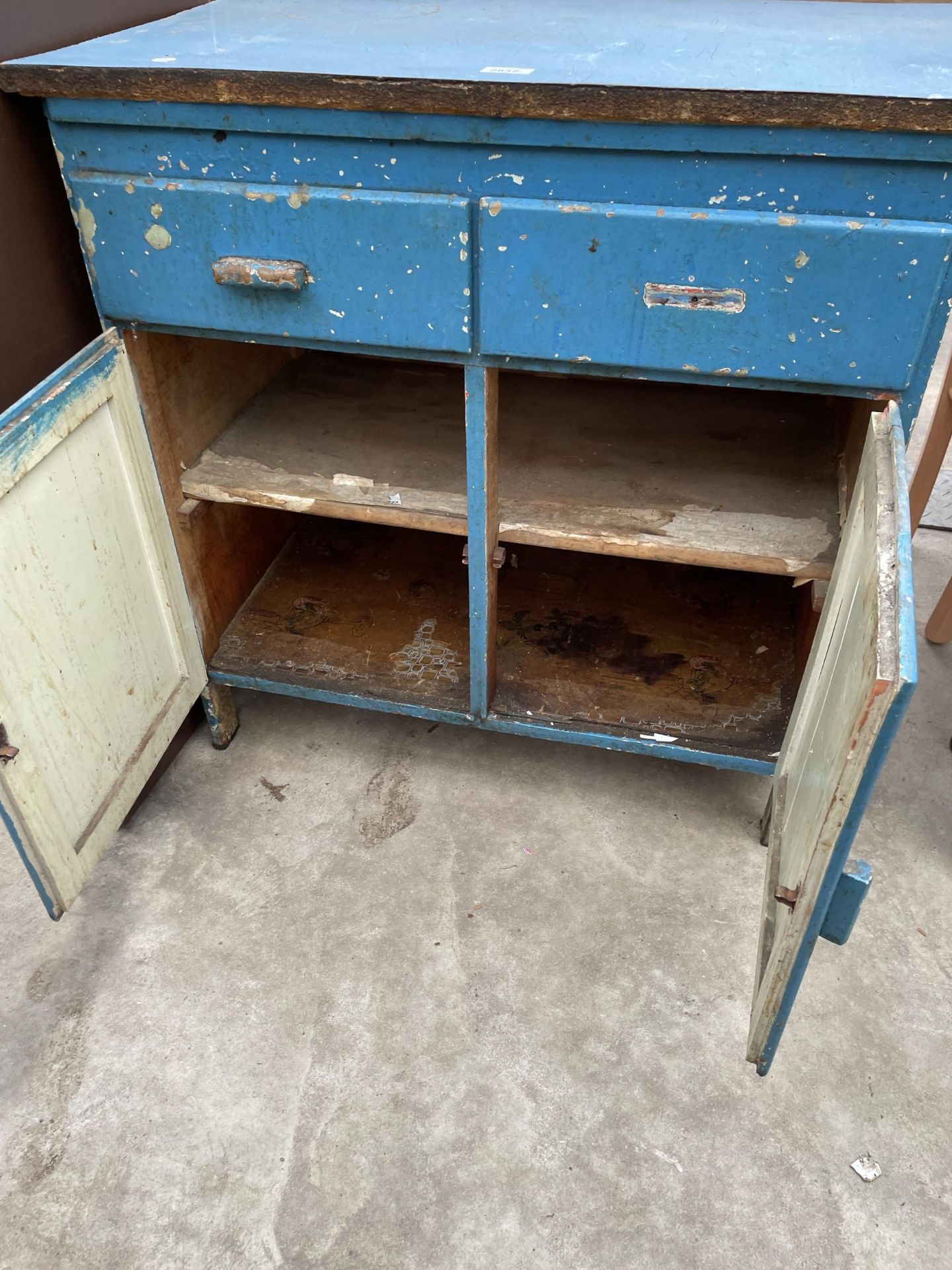 A 1950'S FORMICA TOP SIDE CABINET, 31" WIDE - Image 3 of 4