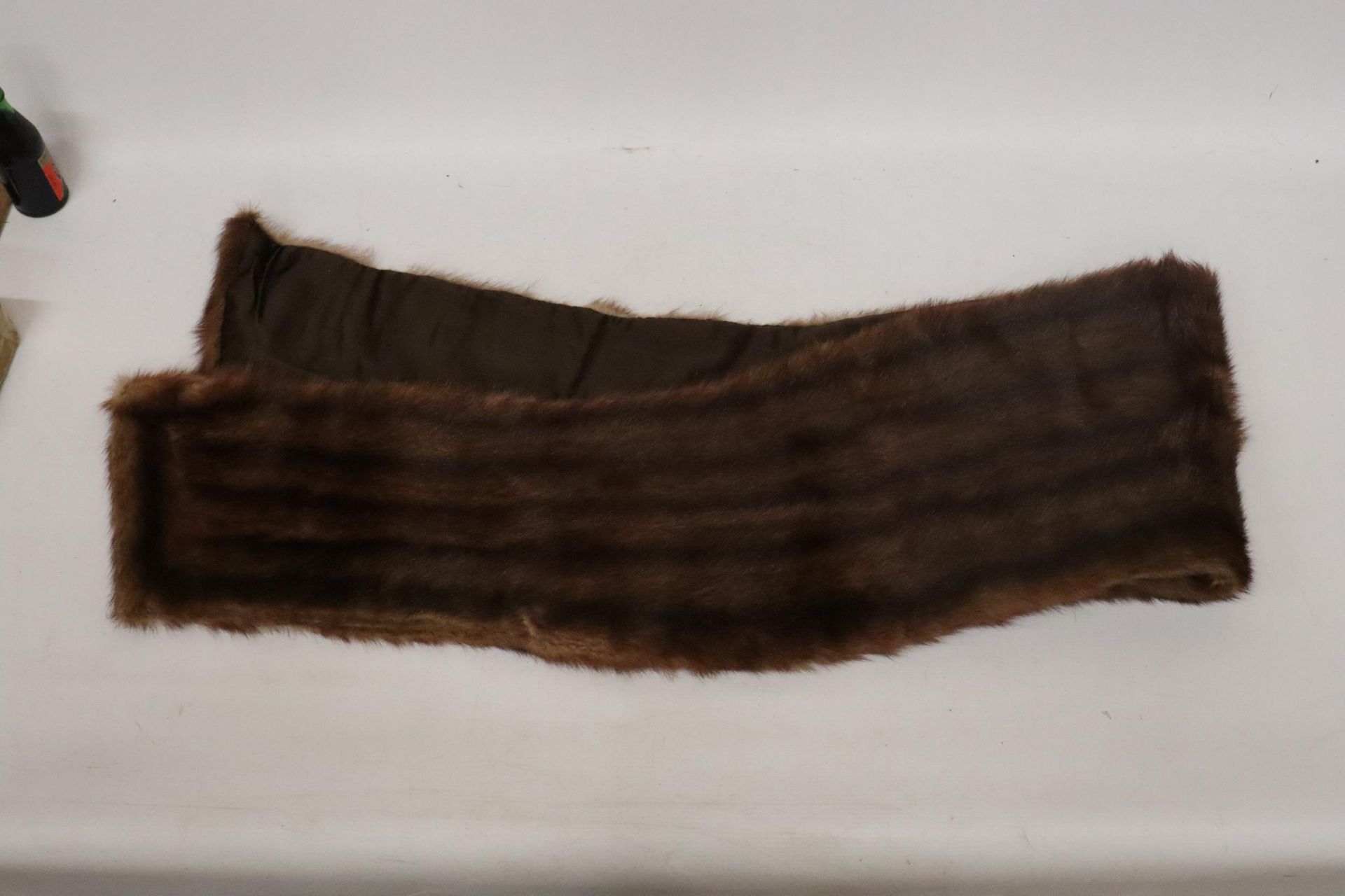 A VINTAGE 1940'S FUR STOLE, BOXED - Image 4 of 5