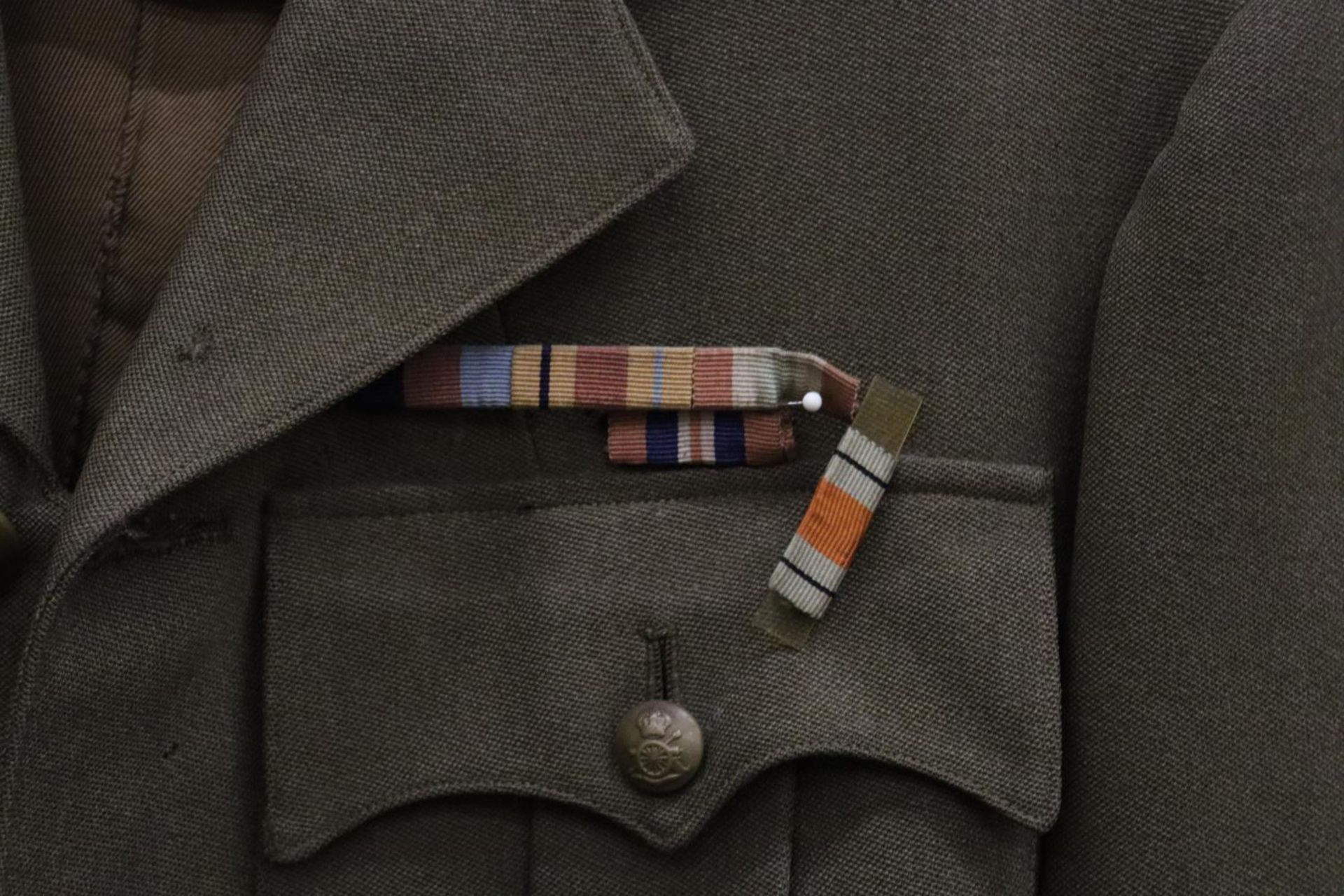 A ROYAL ARTILLERY MAJOR'S JACKET WITH SECOND WORLD WAR MEDAL RIBBONS - Bild 2 aus 6