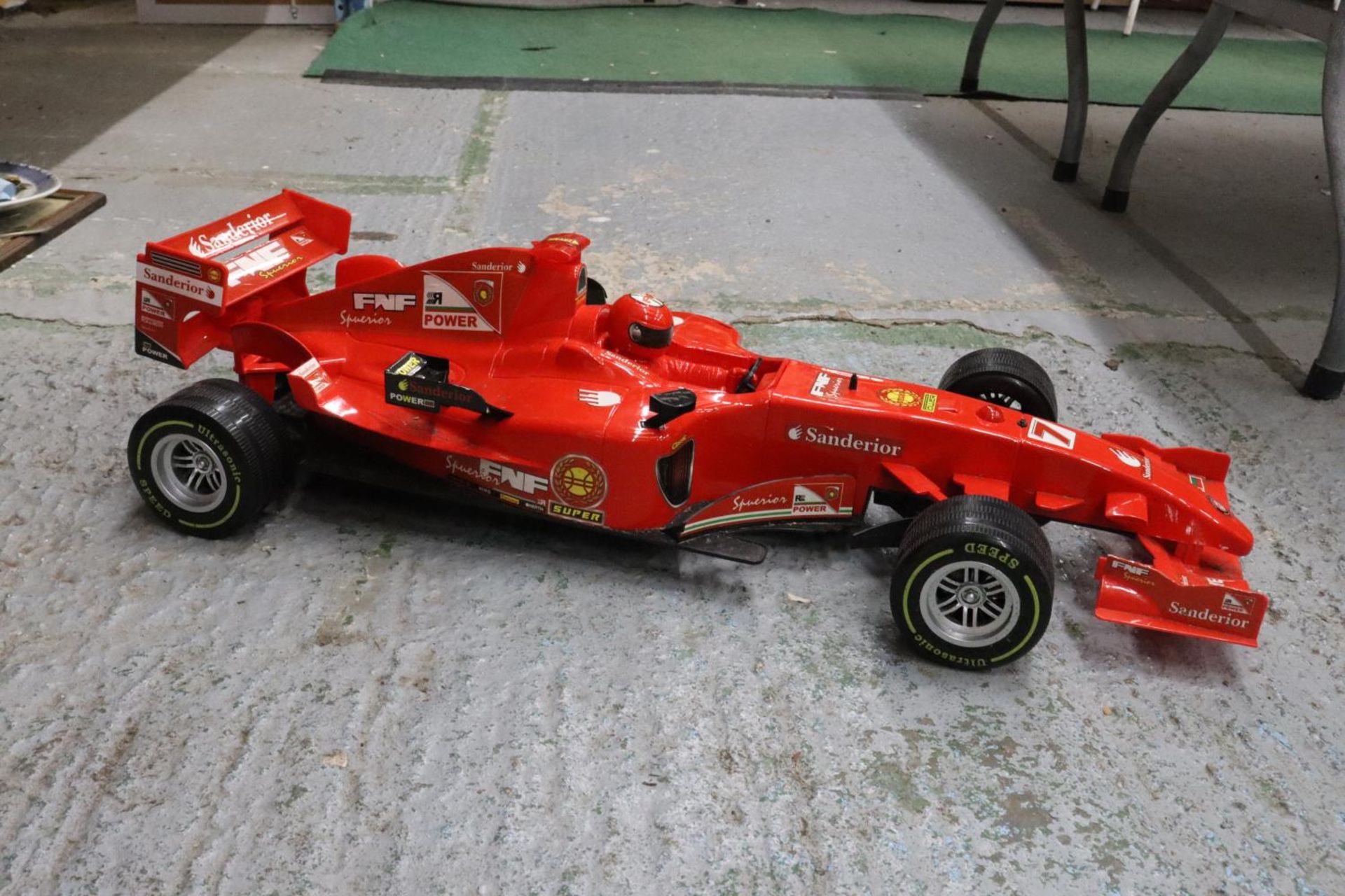 A LARGE FORMULA ONE FERRARI RACING CAR 37 INCH LONG - Bild 3 aus 6