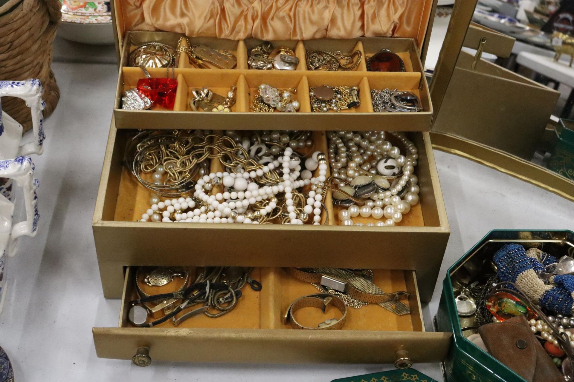 A LARGE QUANTITY OF COSTUME JEWELLERY TO INCLUDE WATCHES, NECKLACES, EARRINGS, BROOCHES, ETC, PLUS A - Image 4 of 10