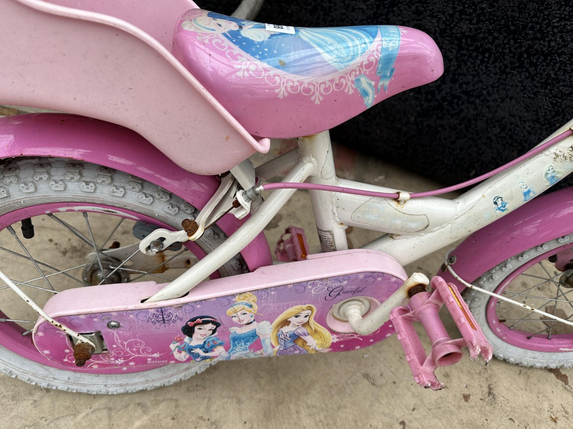 A GIRLS BIKE WITH PRINCESS DESIGN - Bild 2 aus 2