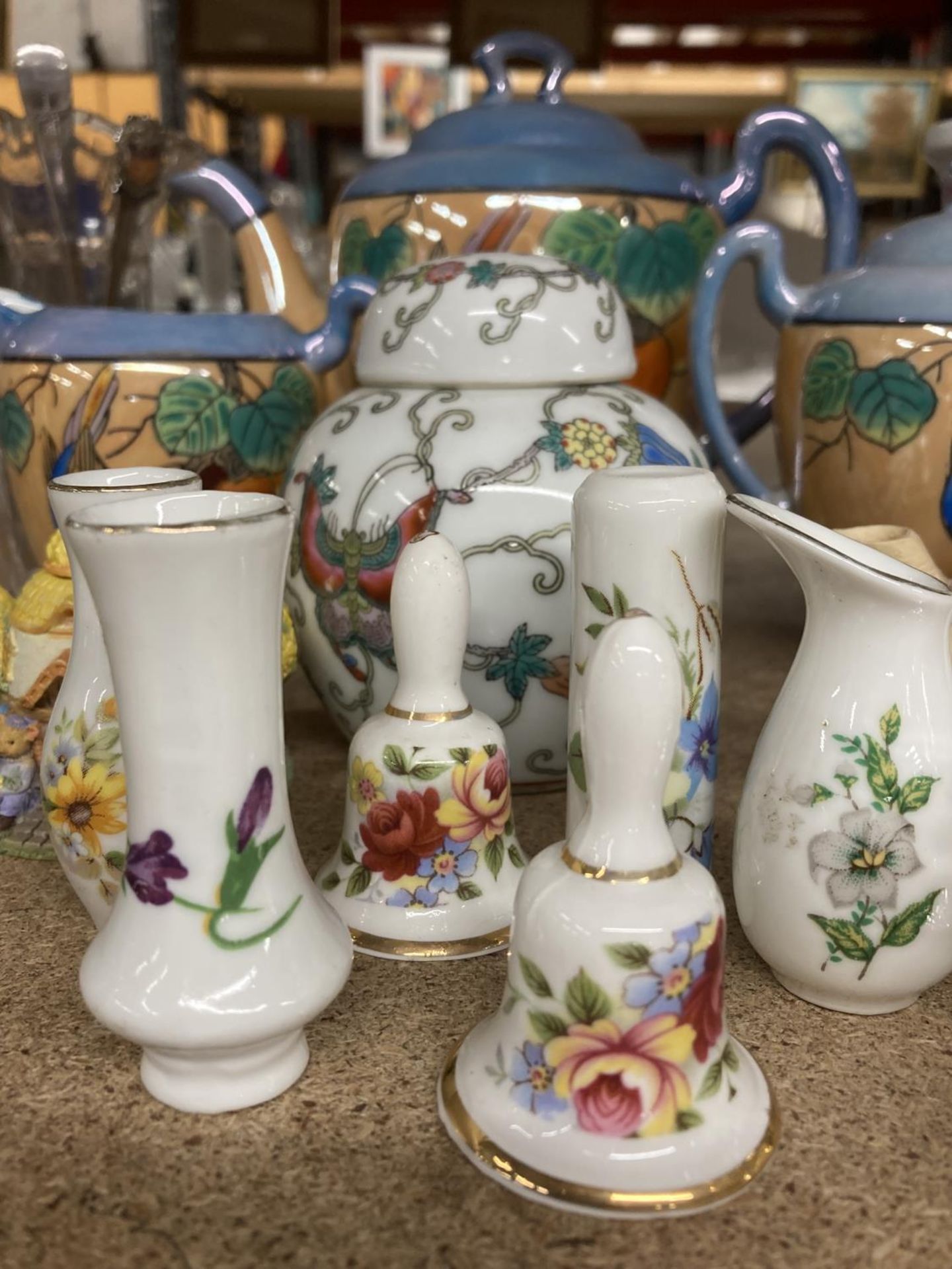 A LARGE QUANTITY OF COLLECTABLE CERAMICS TO INCLUDE A TEAPOT, JUG AND LIDDED SUGAR POT, GLASSWARE, - Image 2 of 5