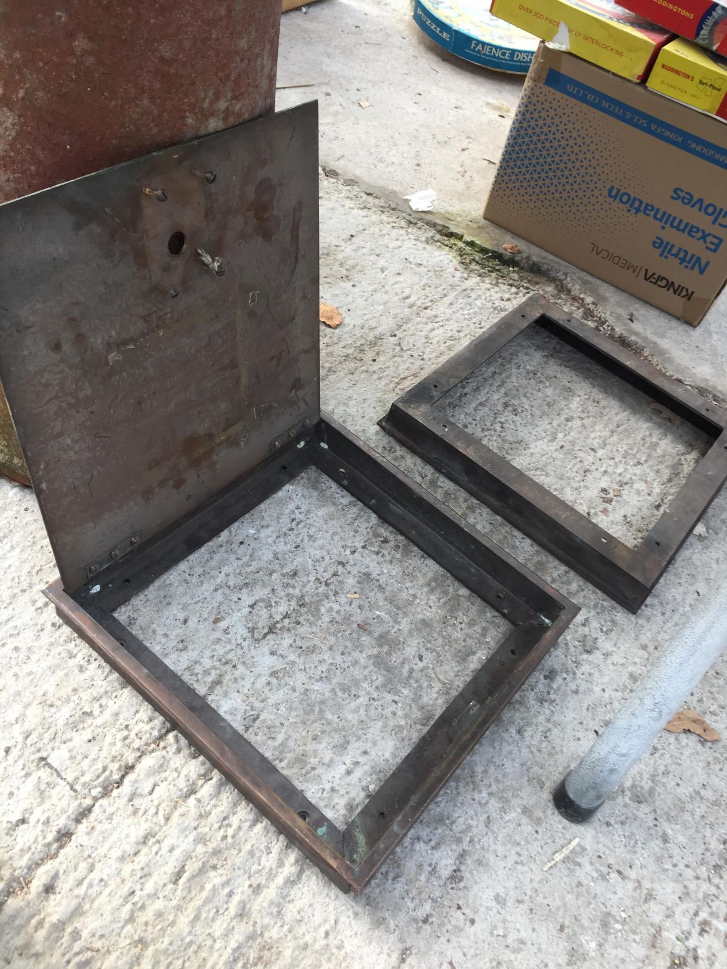 A VINTAGE METAL LOCK BOX FRAME - Bild 2 aus 2