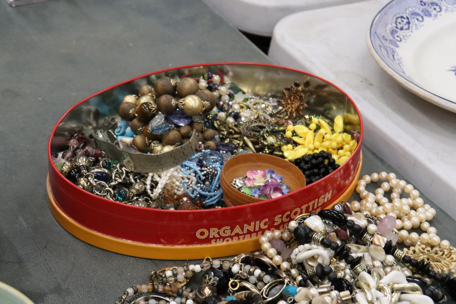 A LARGE QUANTITY OF COSTUME JEWELLERY TO INCLUDE BEADS, NECKLACES, BROOCHES, EARRINGS, ETC - Image 9 of 11