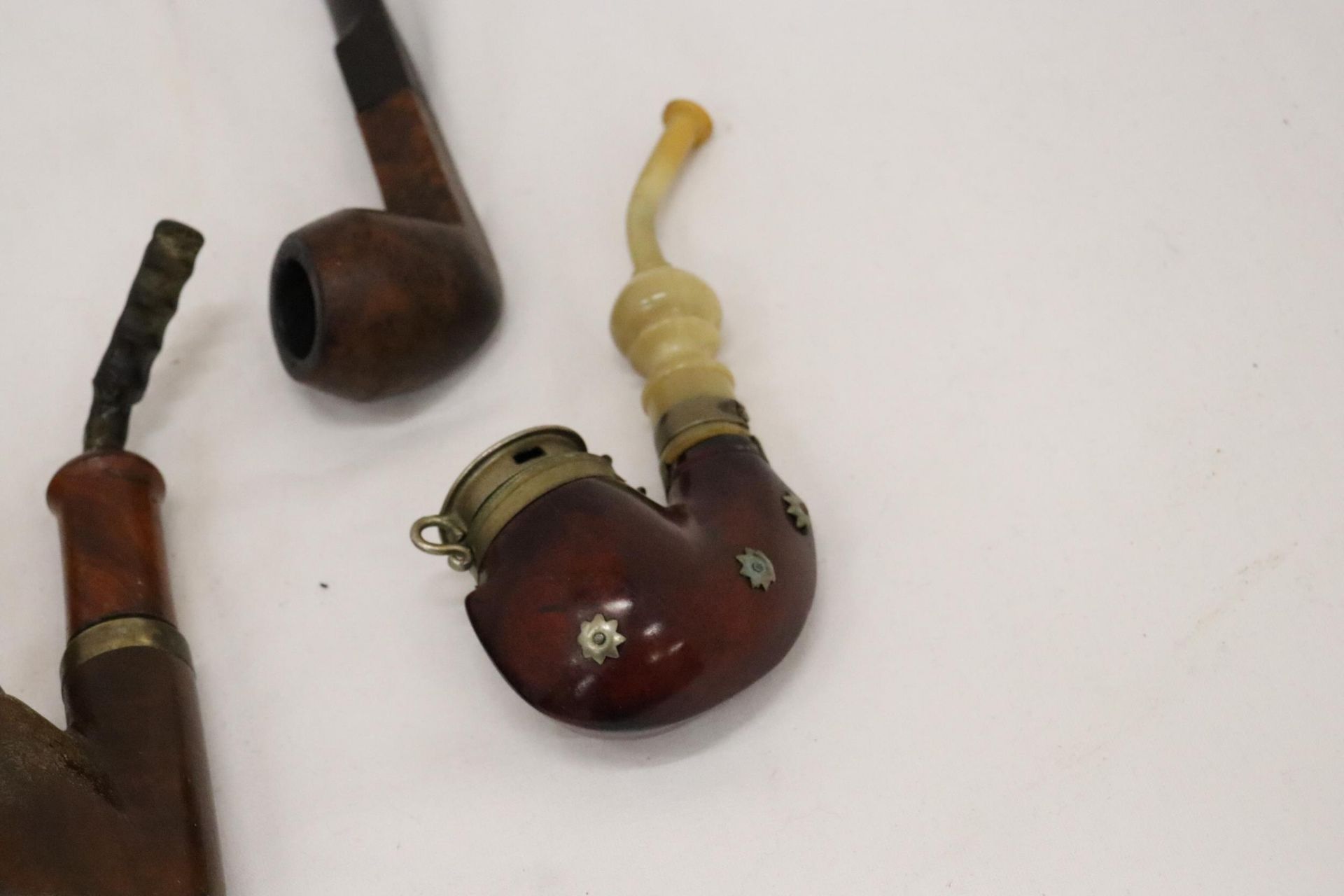 A COLLECTION OF VINTAGE PIPES TO INCLUDE ONE WITH A LION'S HEAD BOWL, GENUINE BLOCK MEERSCHAUM, - Image 4 of 7