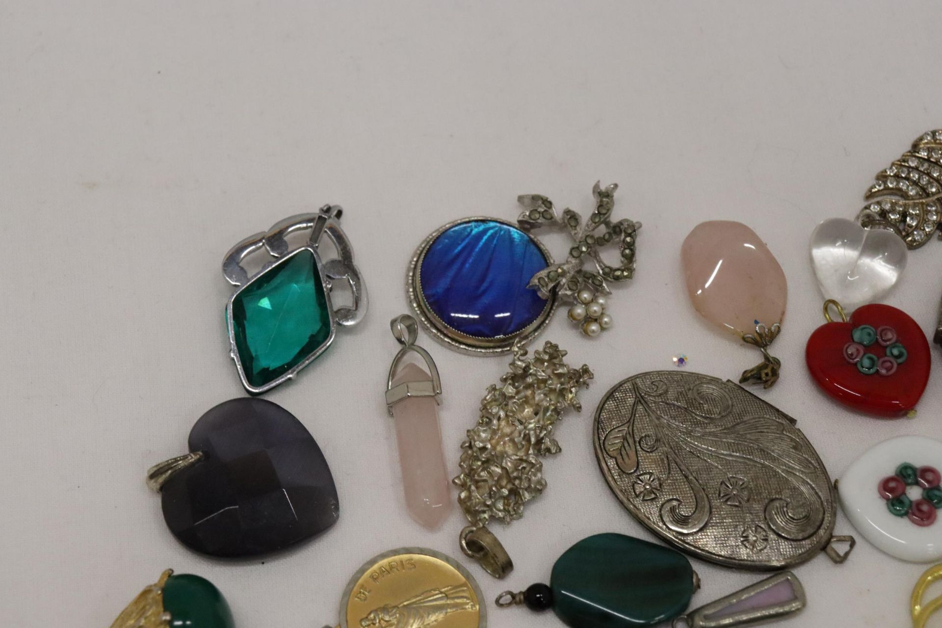 A QUANTITY OF CHAIN PENDANTS - Image 7 of 9