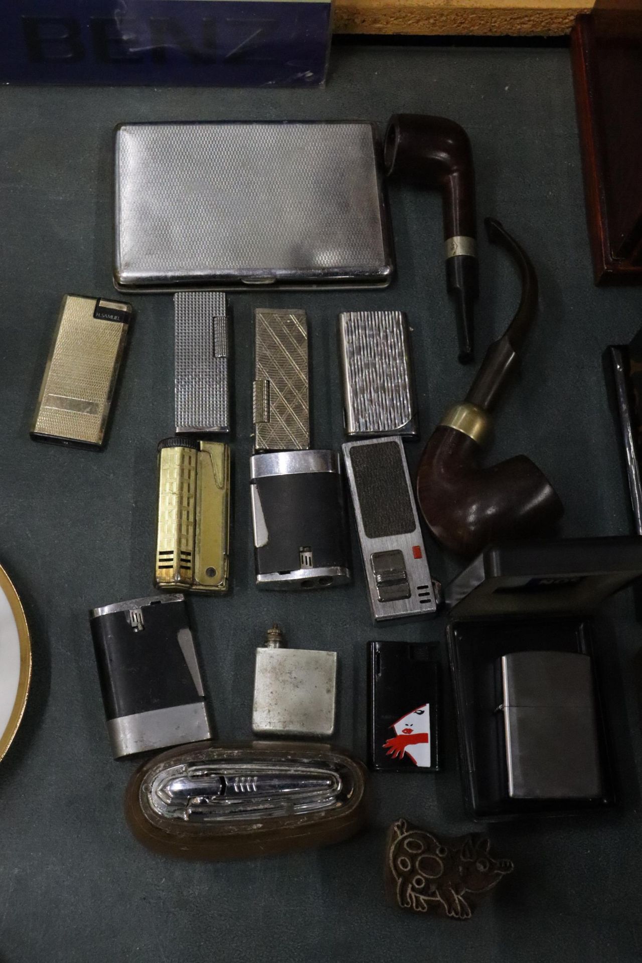 A COLLECTION OF VINTAGE LIGHTERS TO INCLUDE RONSON - 12 IN TOTAL, A CIGARETTE BOX AND TWO PIPES