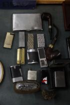 A COLLECTION OF VINTAGE LIGHTERS TO INCLUDE RONSON - 12 IN TOTAL, A CIGARETTE BOX AND TWO PIPES