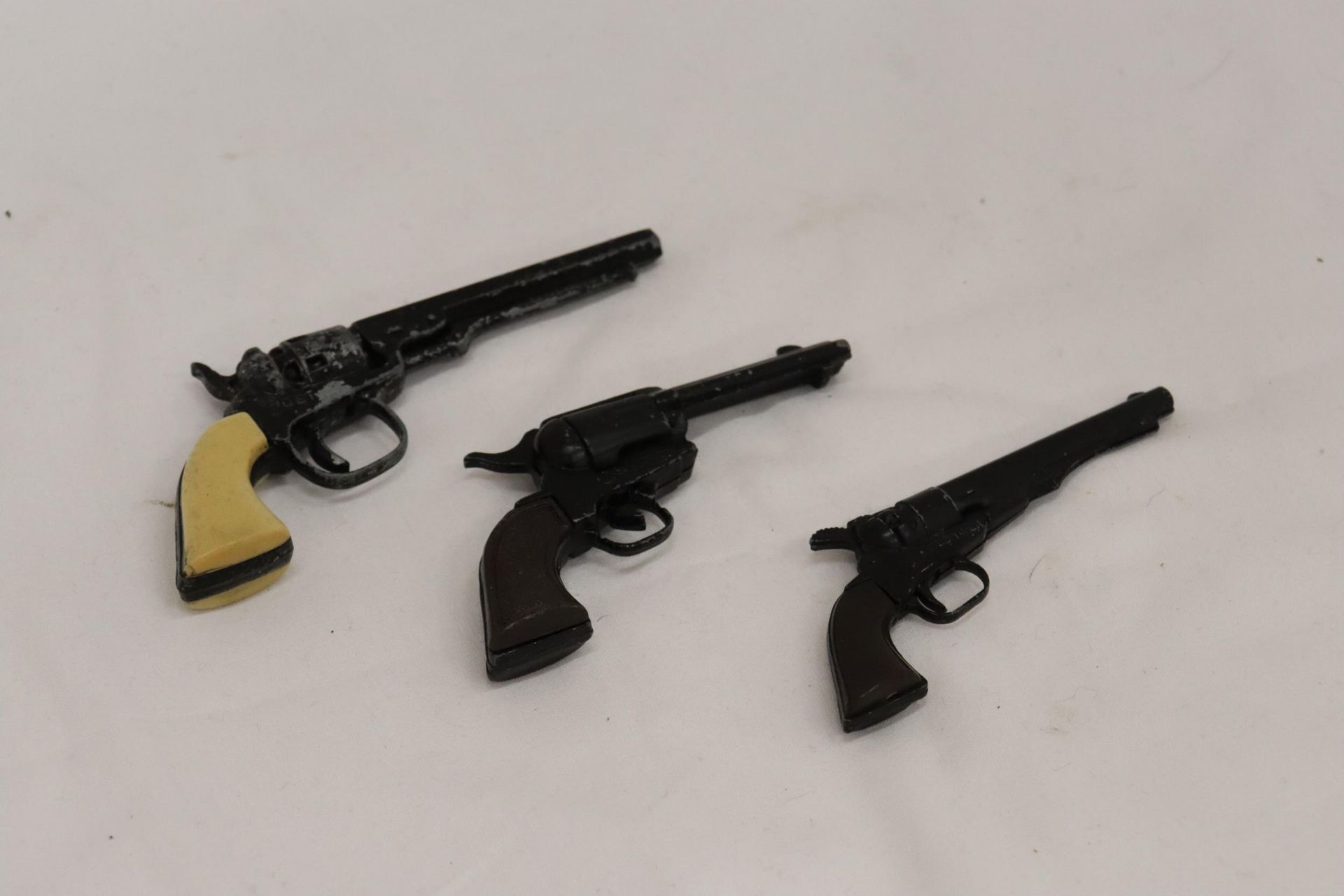 THREE SMALL VINTAGE COCKING AND FIRING GUNS, 'OLD TIMER', 'CADET' AND 'FRONTIER', LENGTH 11CM - Image 3 of 7