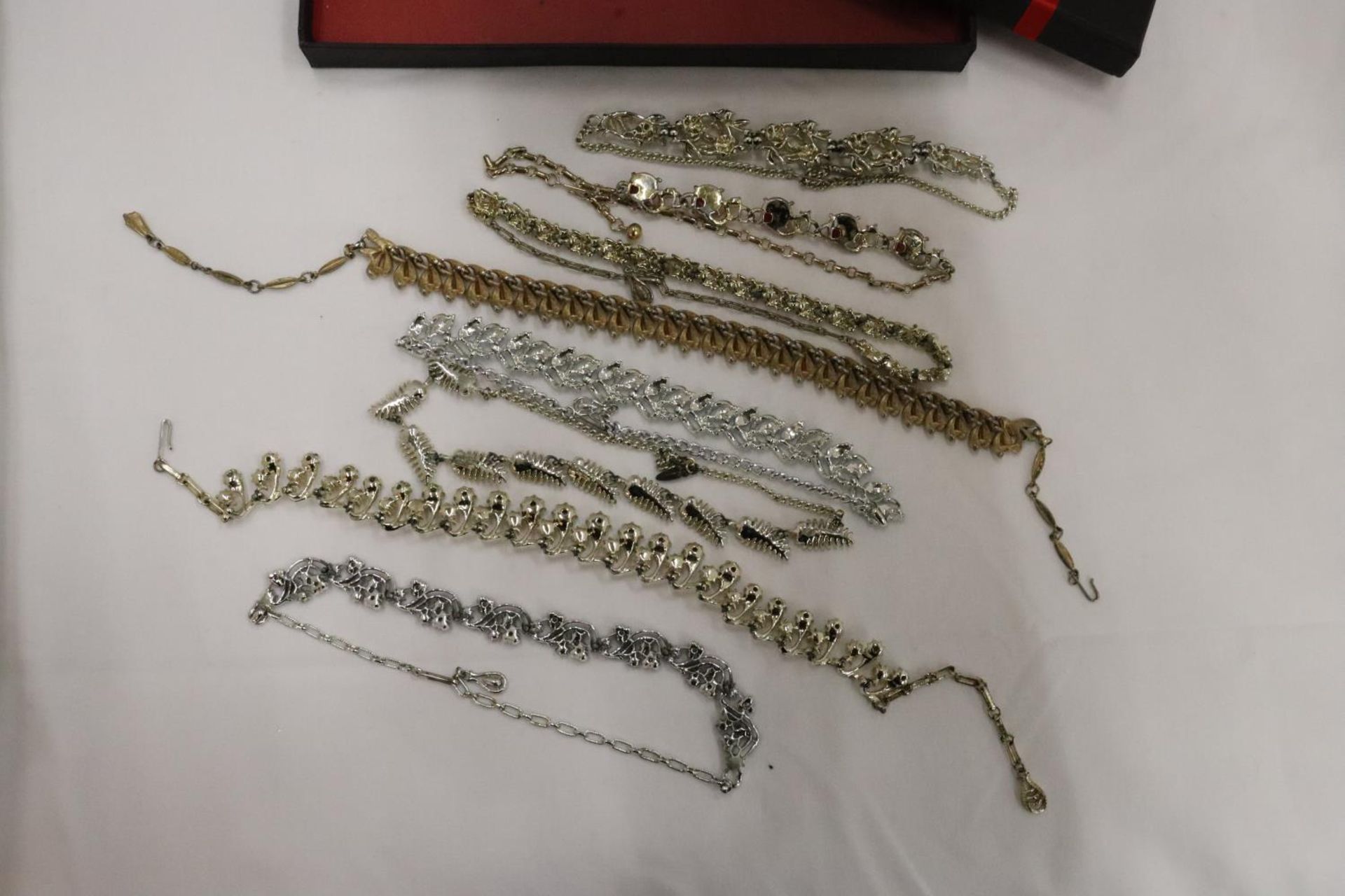 A COLLECTION OF 1950'S JEWELLERY NECKLACES - Bild 5 aus 7