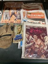 A COLLECTION OF VINTAGE BOXING ITEMS TO INCLUDE GLOVES, BOOK AND MAGAZINES