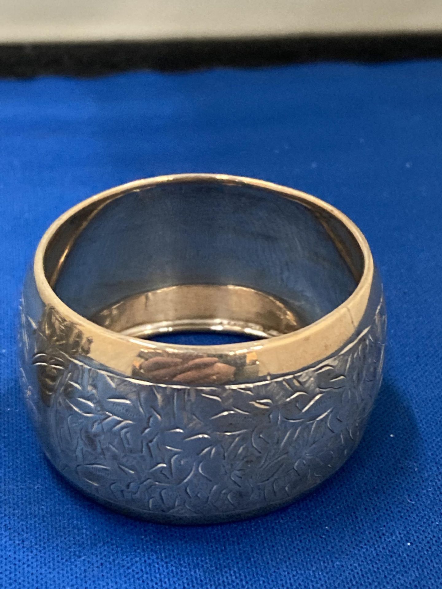 THREE SILVER ITEMS TO INCLUDE TWO HALLMARKED BIRMINGHAM NAPKIN RINGS GROSS WEIGHT 59.67 GRAMS - Image 2 of 7