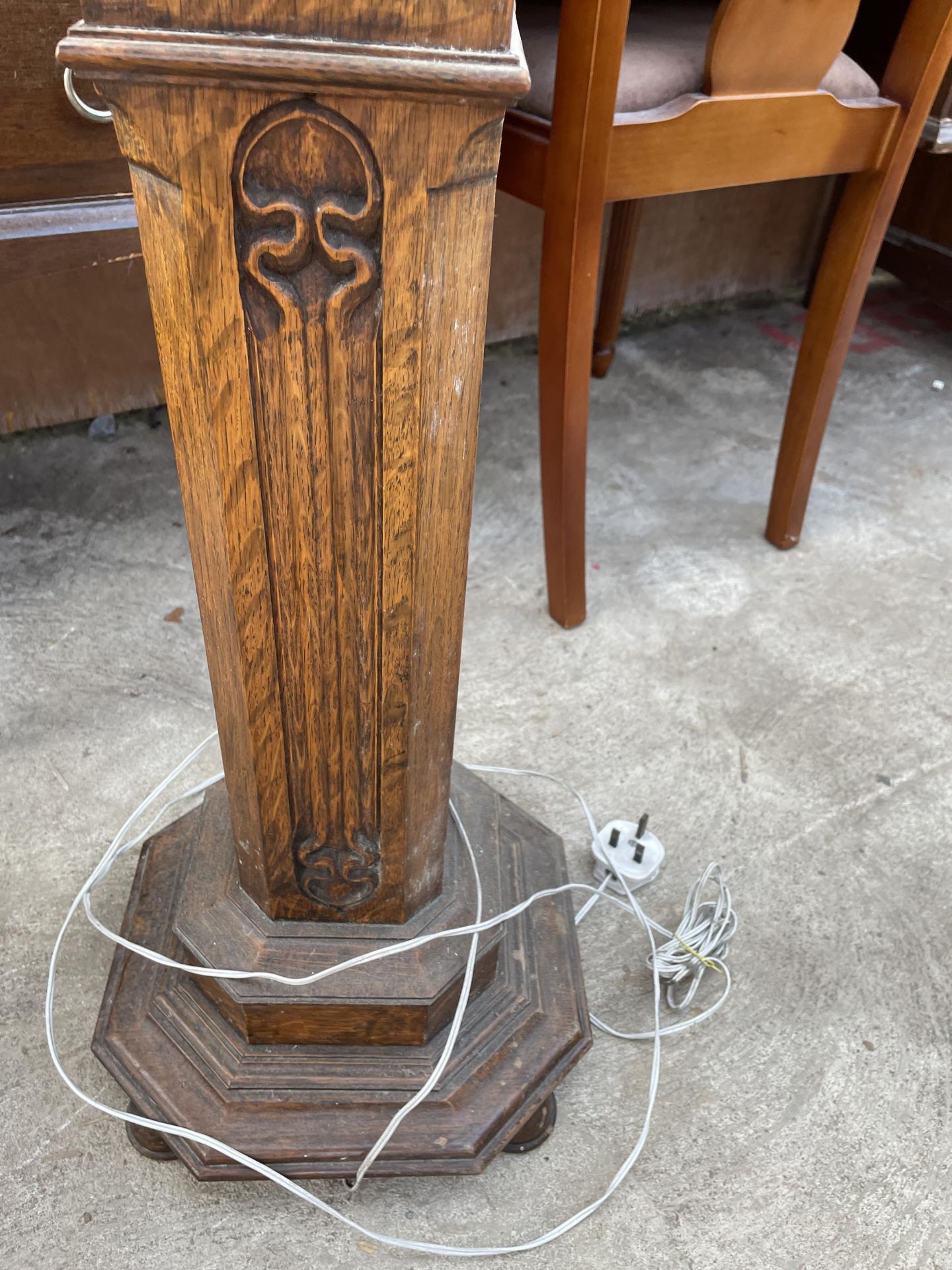 AN EARLY 20TH CENTURY OAK STANDARD LAMP WITH BULBOUS COLUMNS AND CARVED GRAPEVINE DECORATION - Image 5 of 5