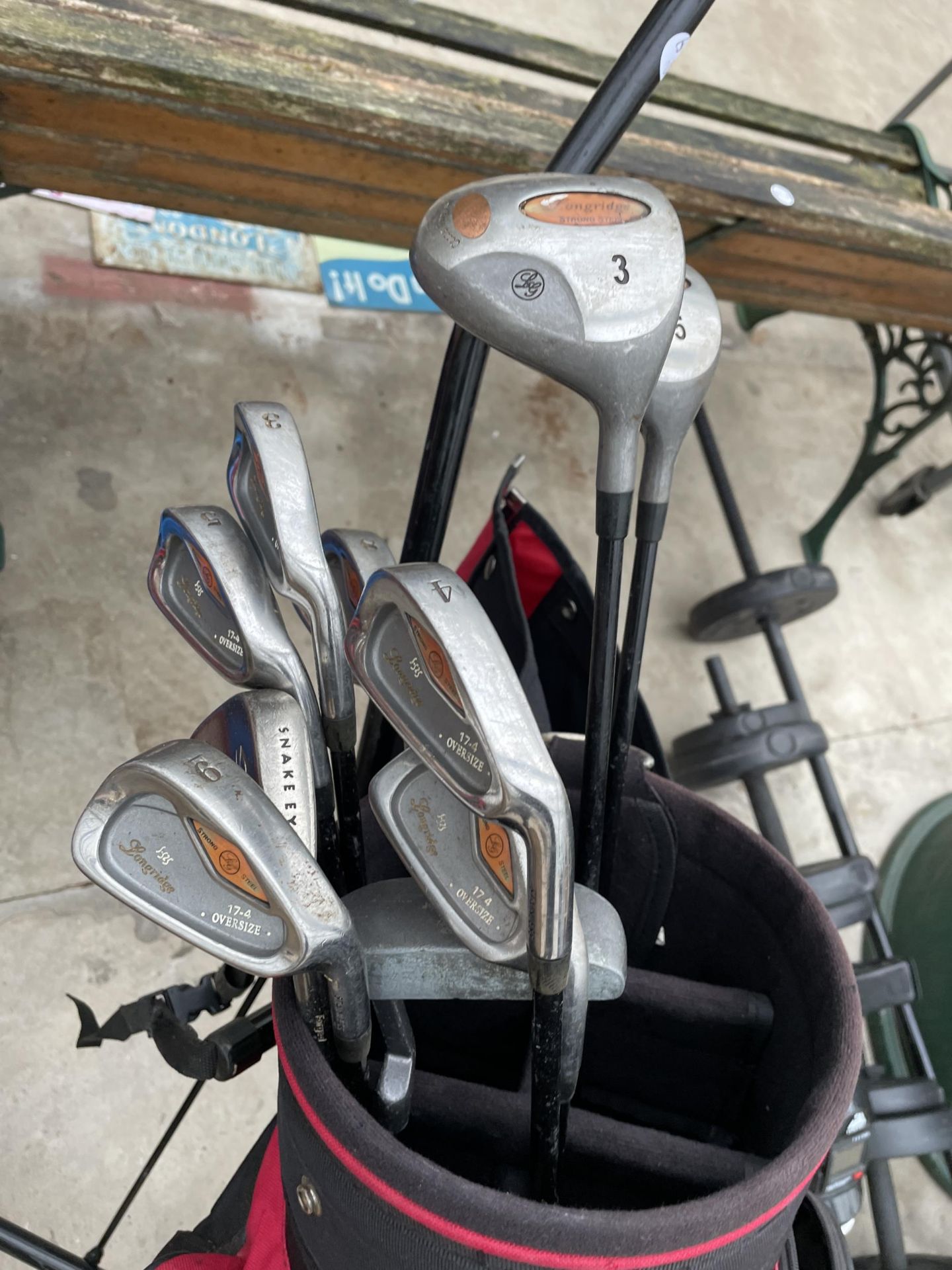 A GOLF BAG, A GOLF TROLLEY AND AN ASSORTMENT OF GOLF CLUBS - Bild 2 aus 4