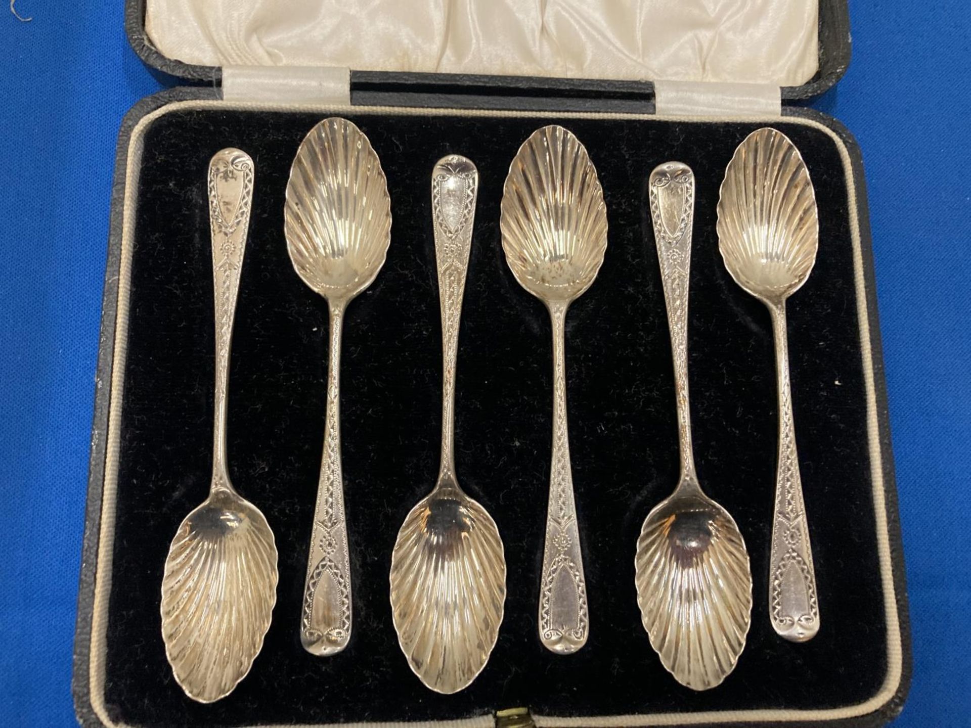 A SET OF SIX HALLMARKED LONDON TEASPOONS IN A CASE - Image 2 of 3