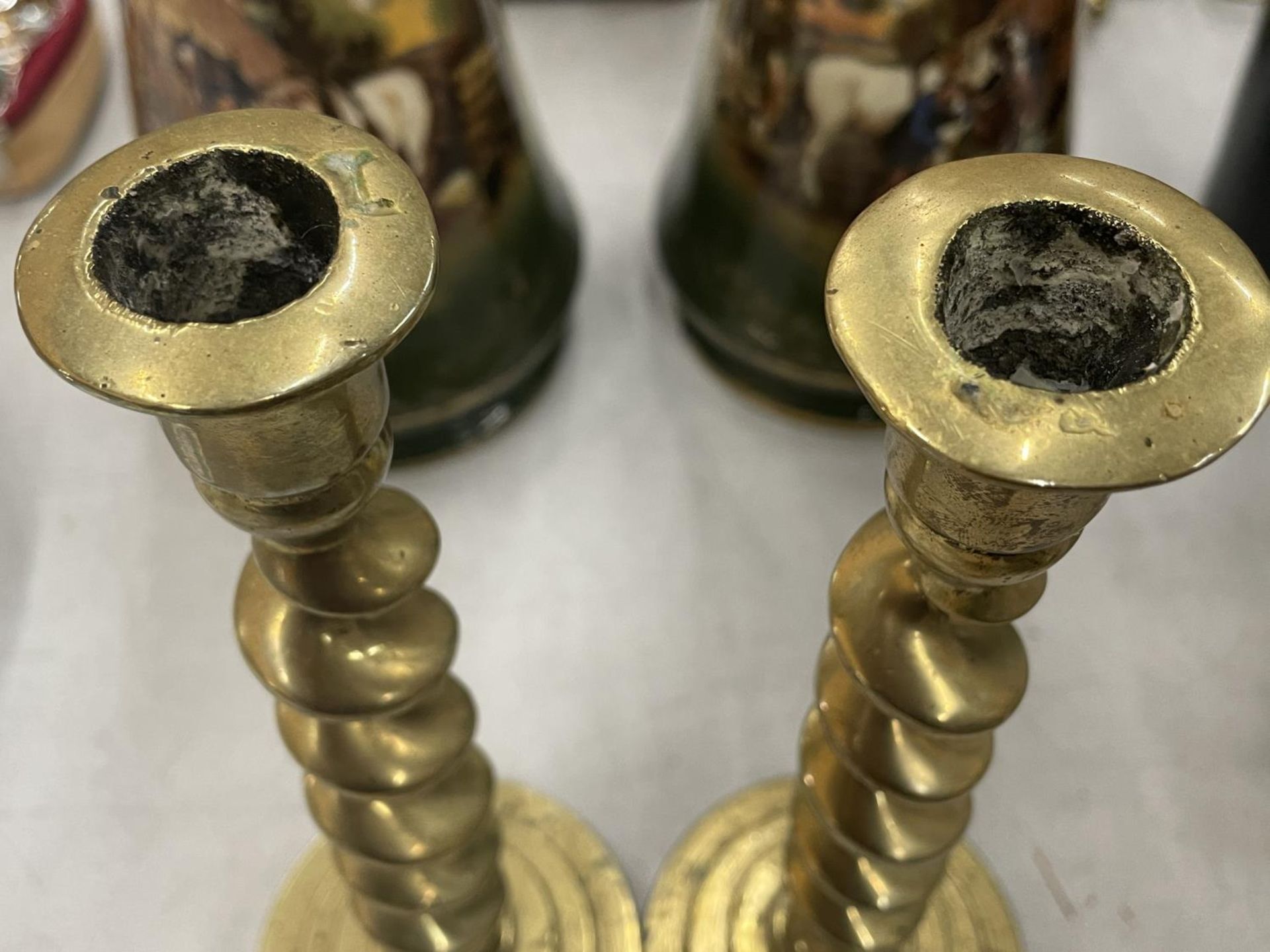 A PAIR OF HEAVY VINTAGE BRASS CANDLESTICKS WITH BARLEY TWIST STEMS, HEIGHT 23CM - Image 3 of 3
