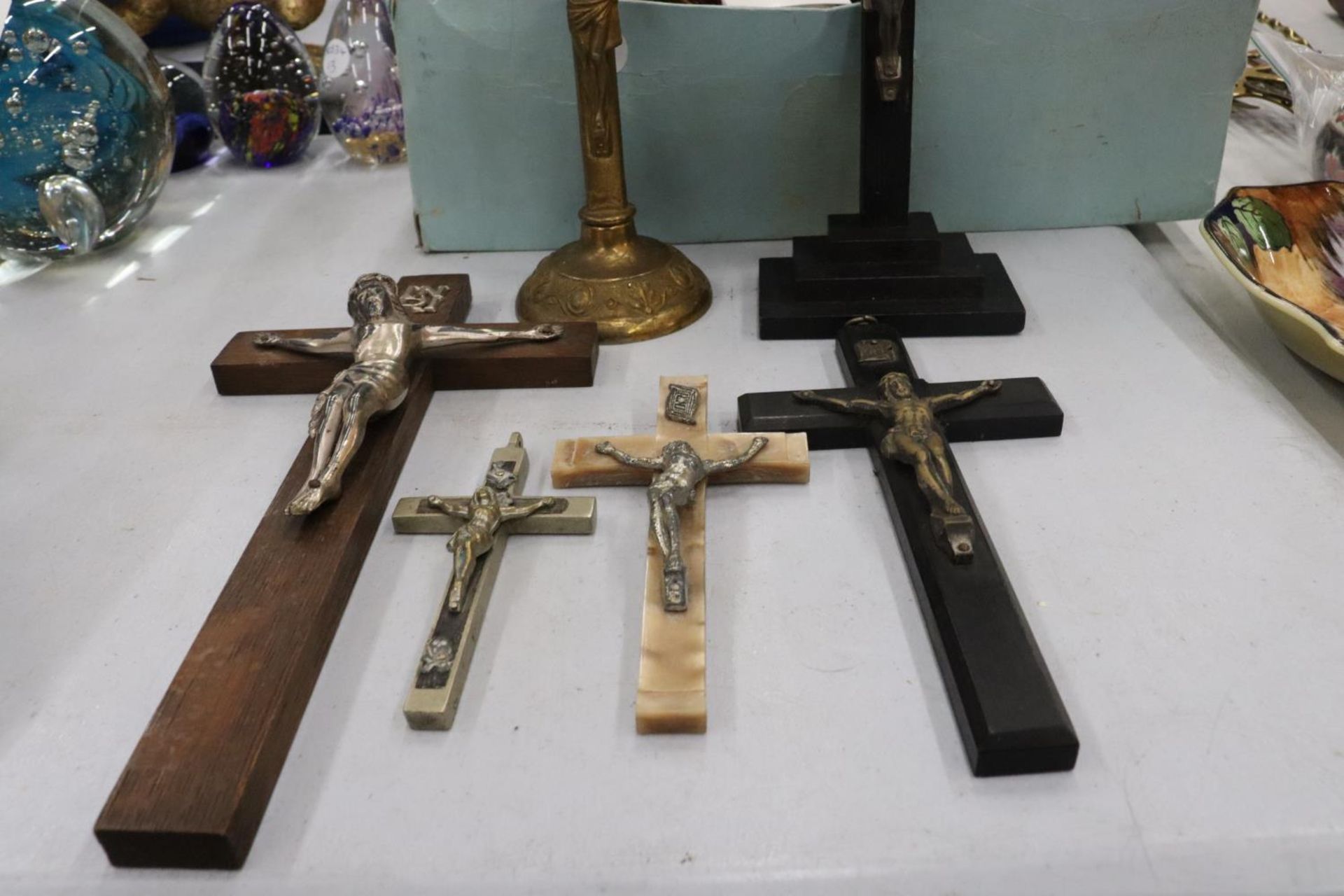 SIX CRUCIFIXES TO INCLUDE BRASS, WOOD, ETC - Image 4 of 6