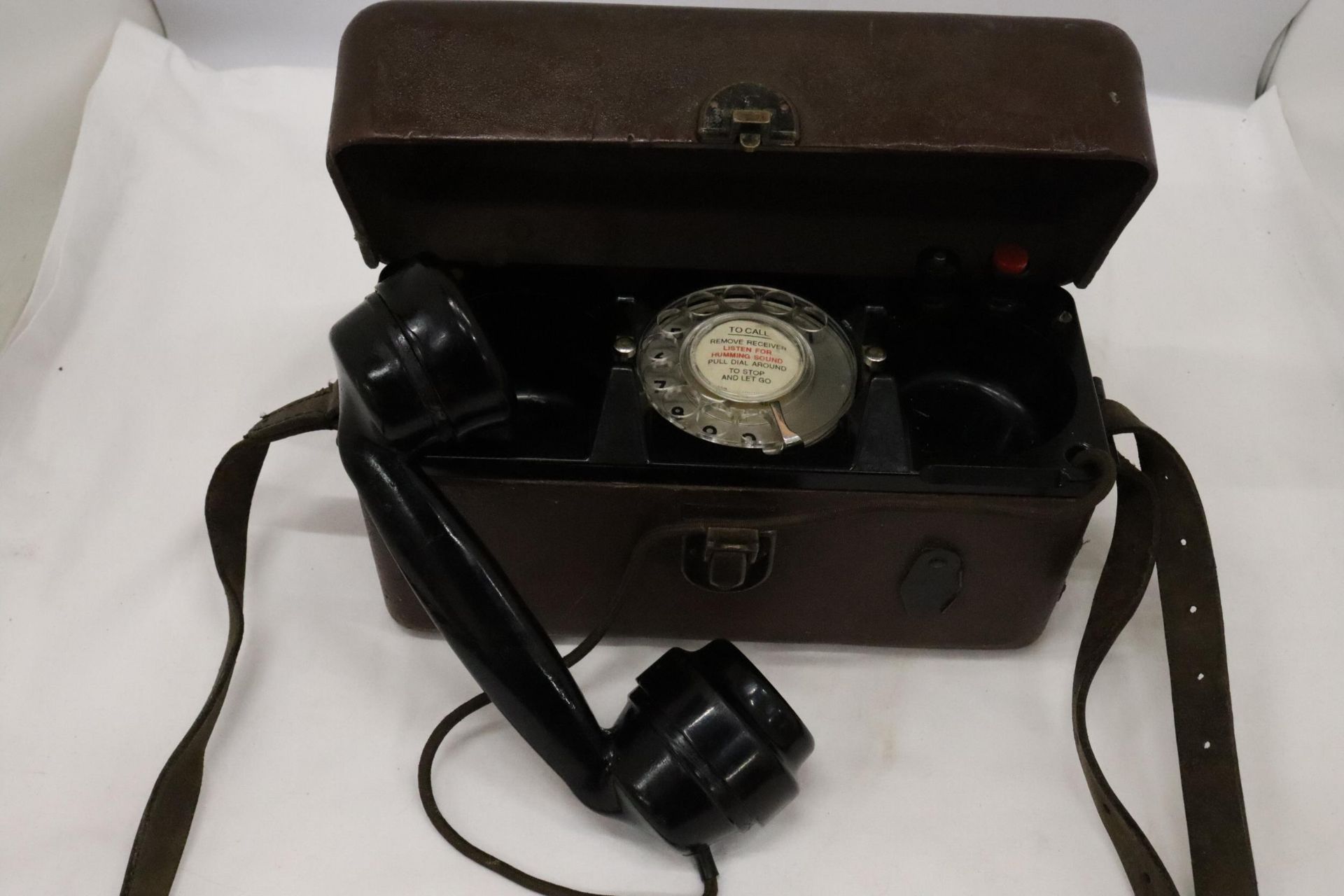 A WORLD WAR 11 MILITARY TELEPHONE IN A LEATHER CASE - Bild 7 aus 7