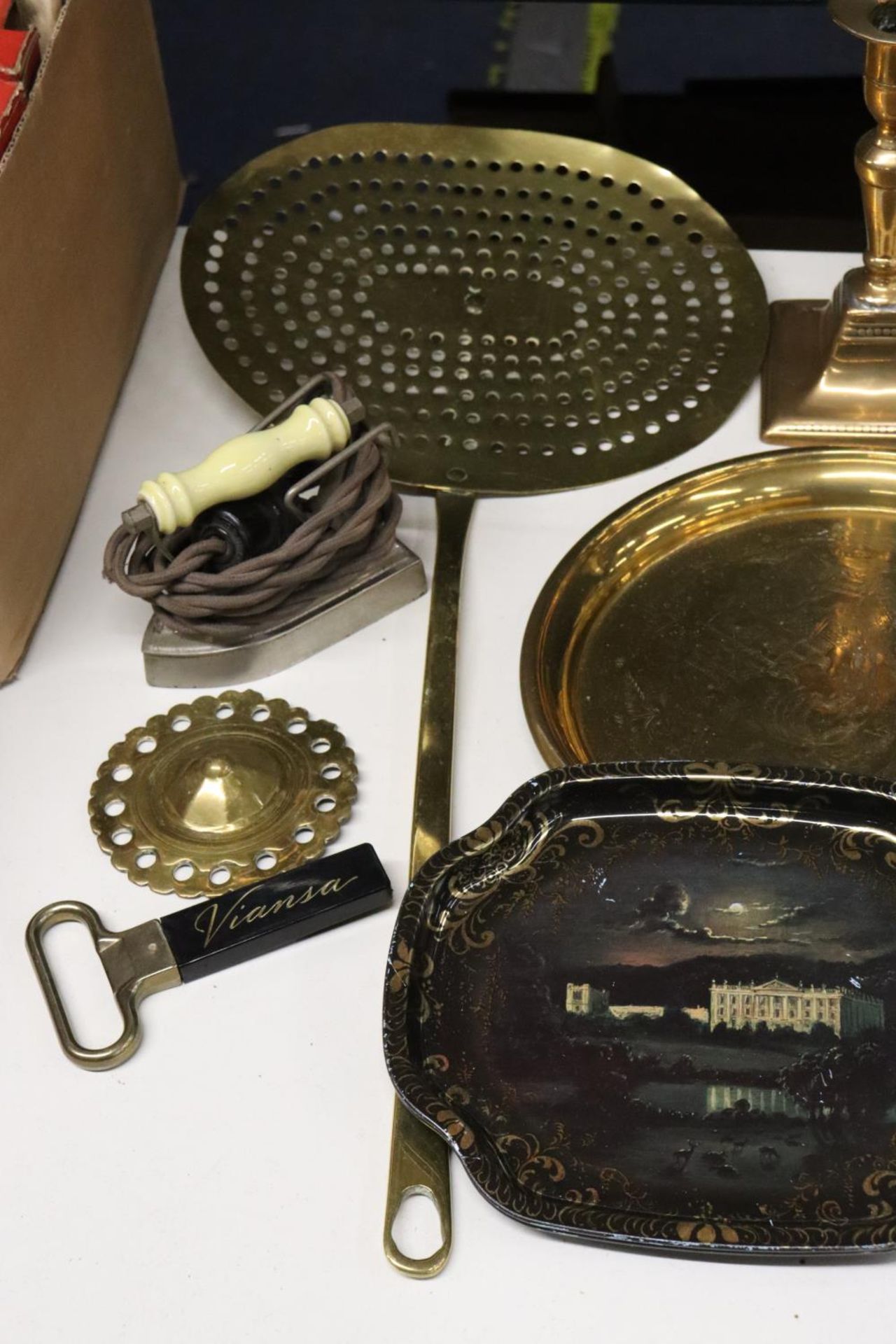 A QUANTITY OF BRASS ITEMS TO INCLUDE A CANDLESTICK, A SKILLET, TRAYS, TRAVEL IRON, ETC - Image 6 of 6