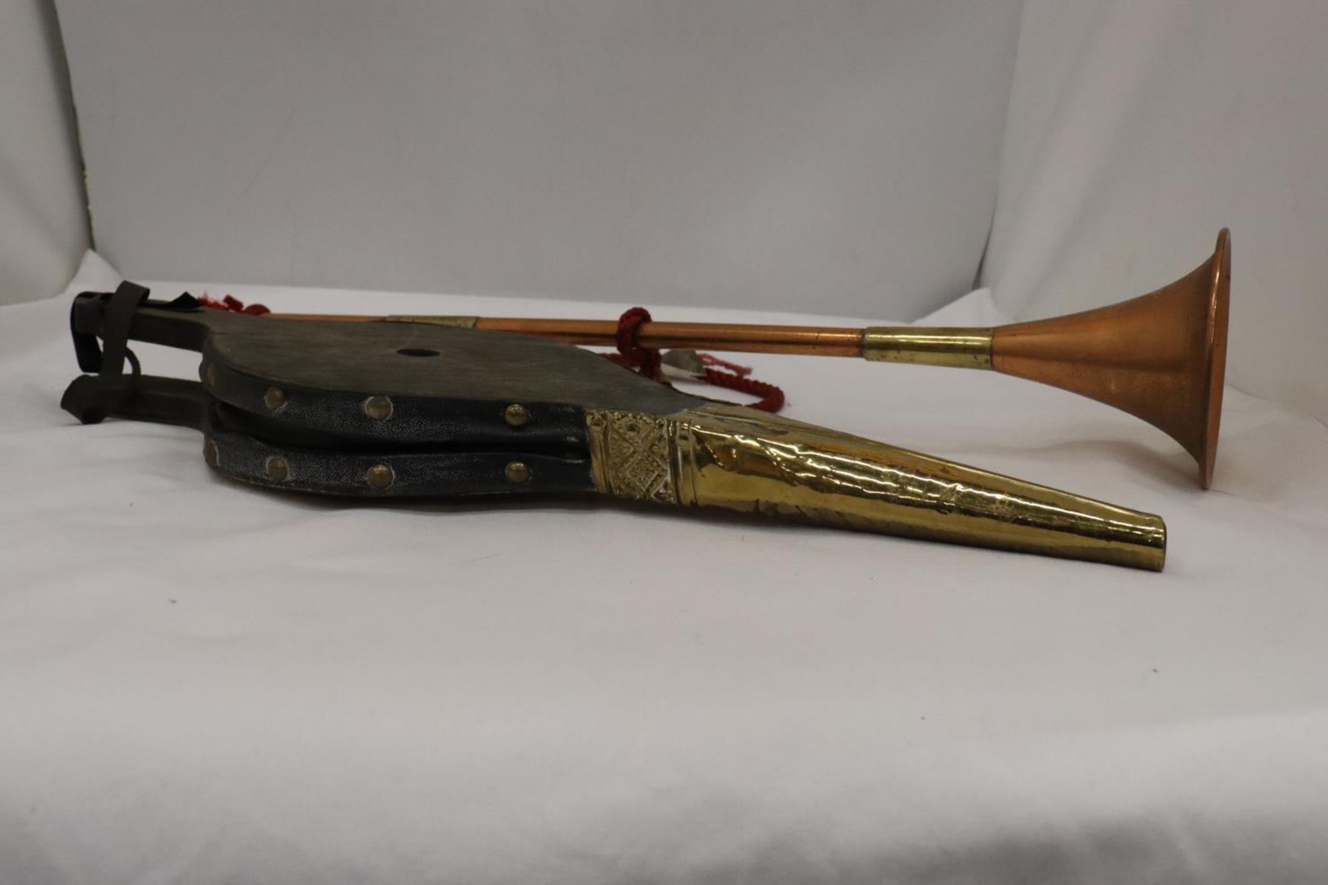 A COPPER AND BRASS HUNTING HORN AND A PAIR OF BRASS BELLOWS - Image 2 of 5